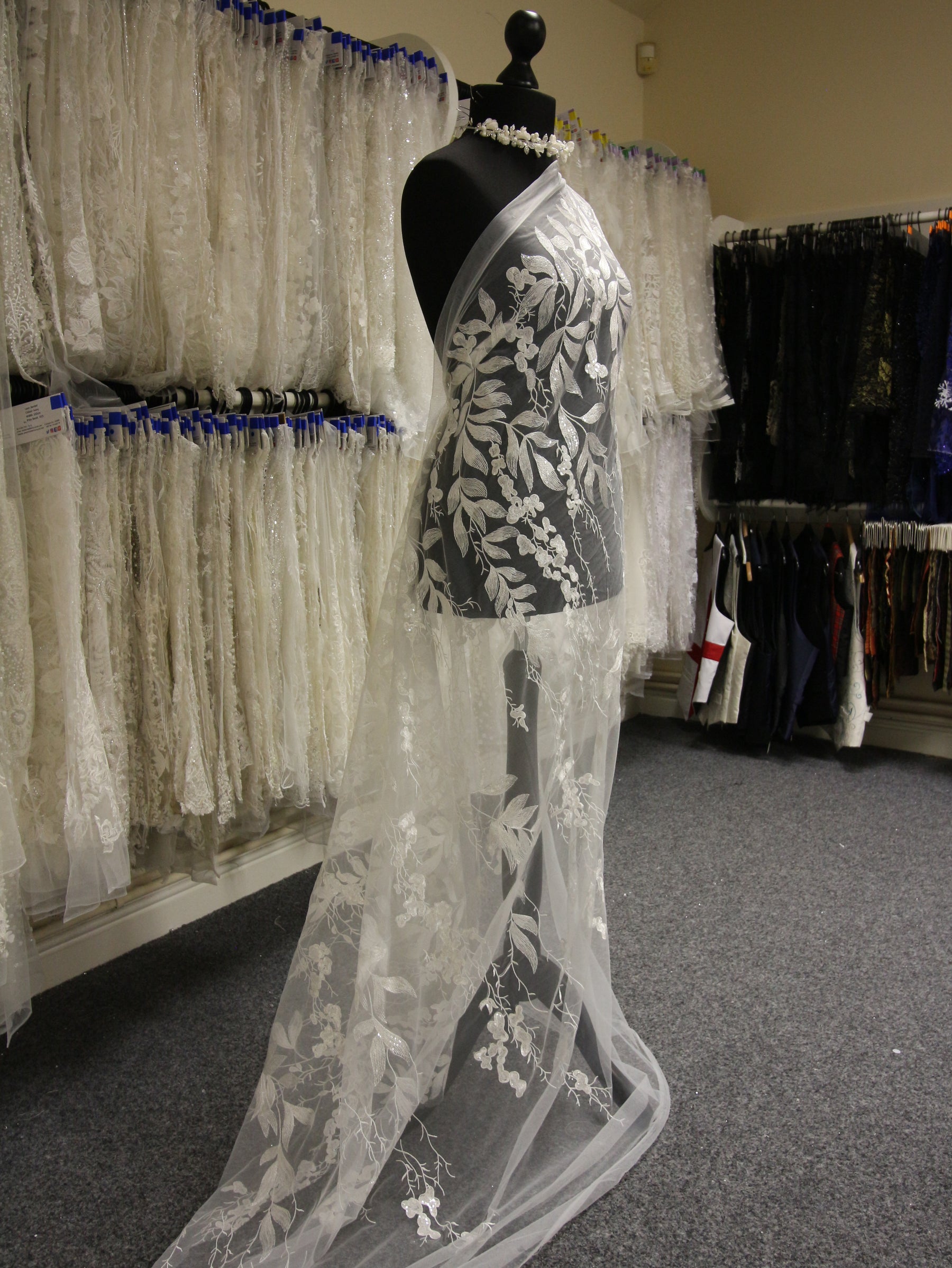 Elfenbeinfarbene bestickte Spitze – Tuva