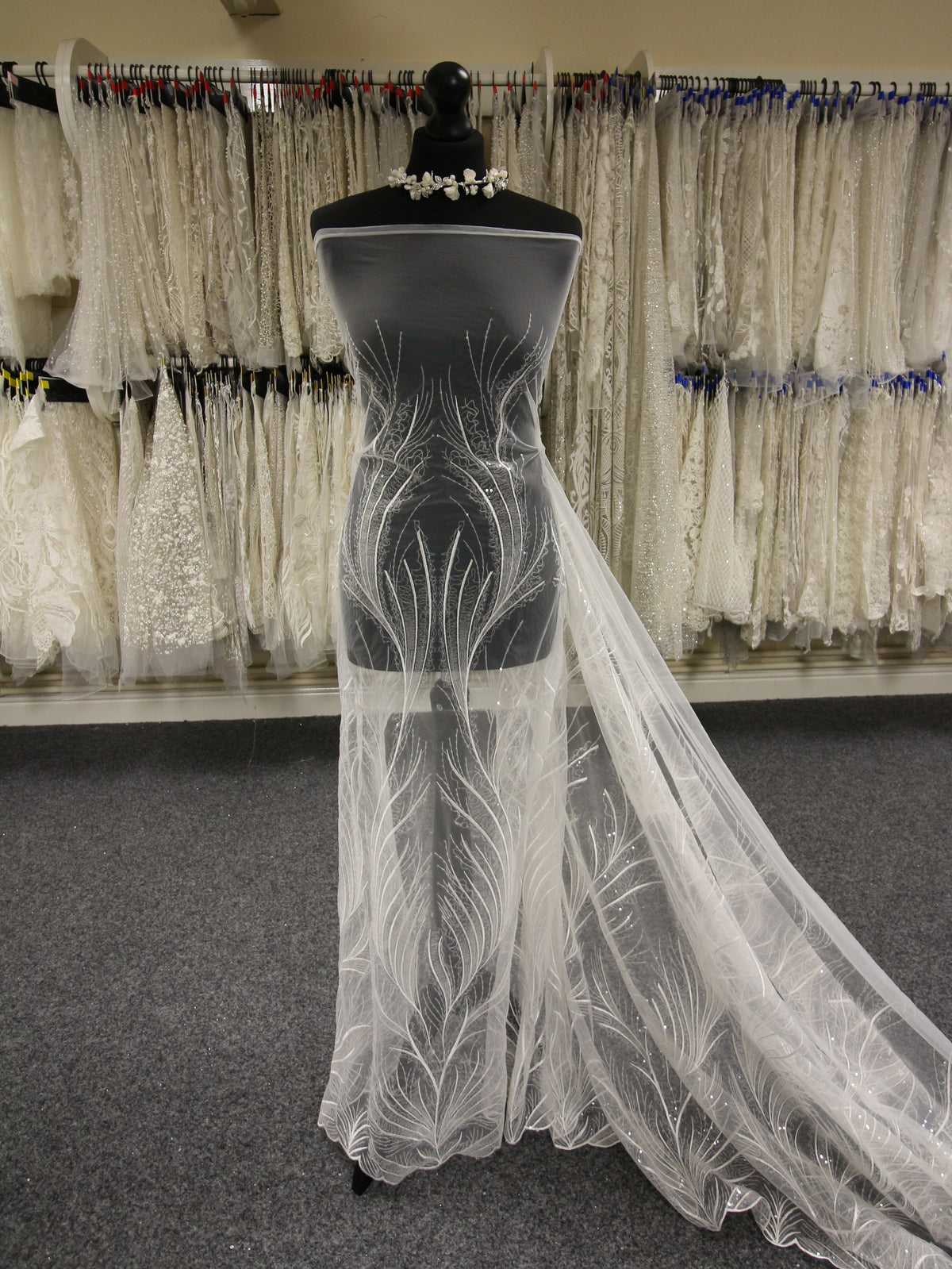 Elfenbeinfarbene, mit Pailletten bestickte Spitze – Urbi