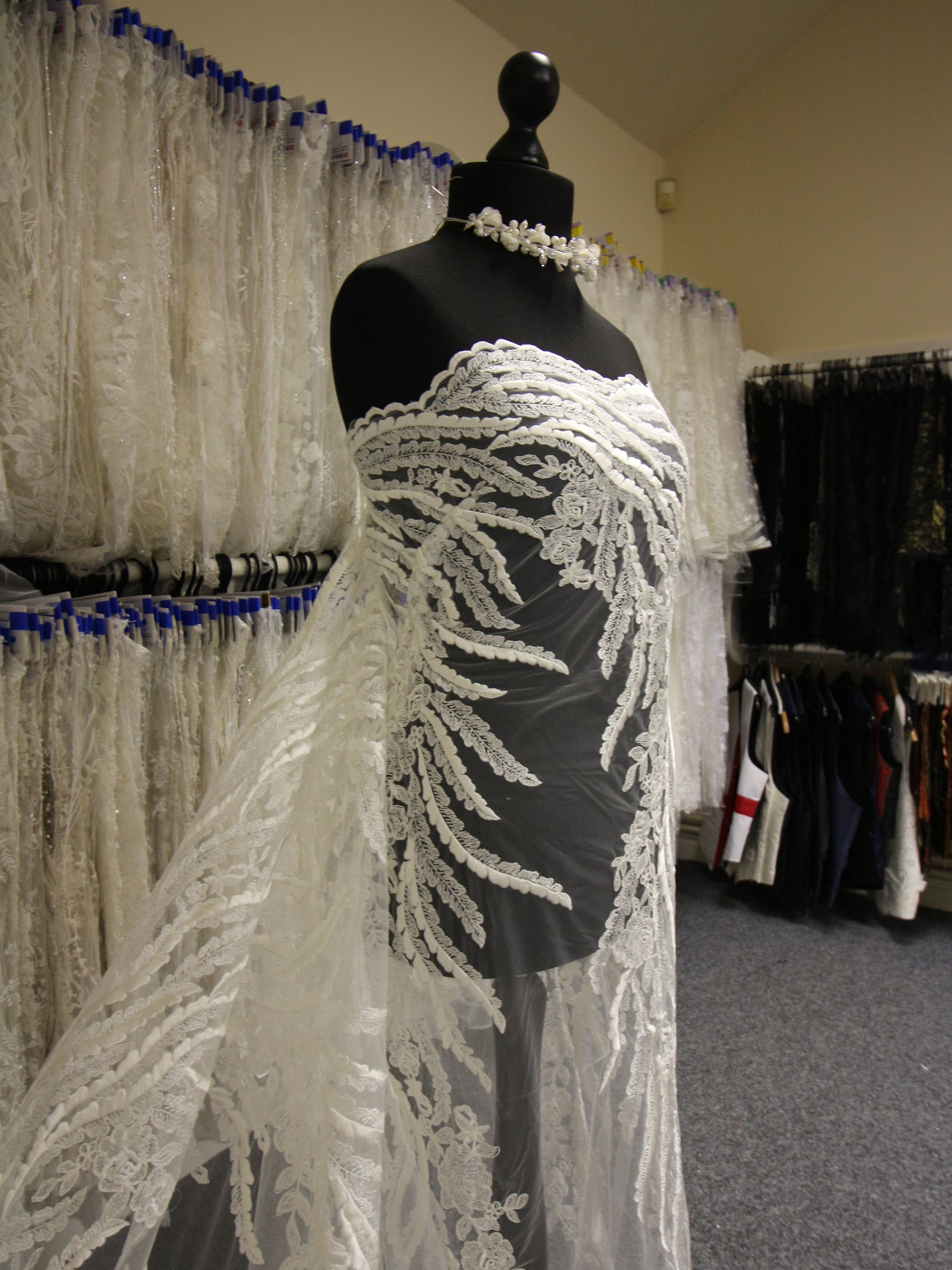 Elfenbeinfarbene bestickte Spitze – Weide