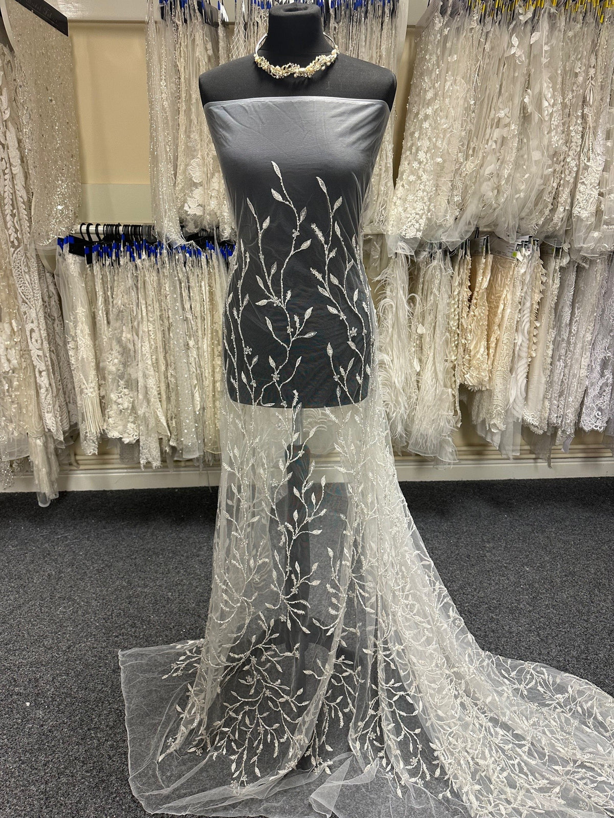 Elfenbeinfarbene, mit Perlen bestickte Spitze – Yolanthe