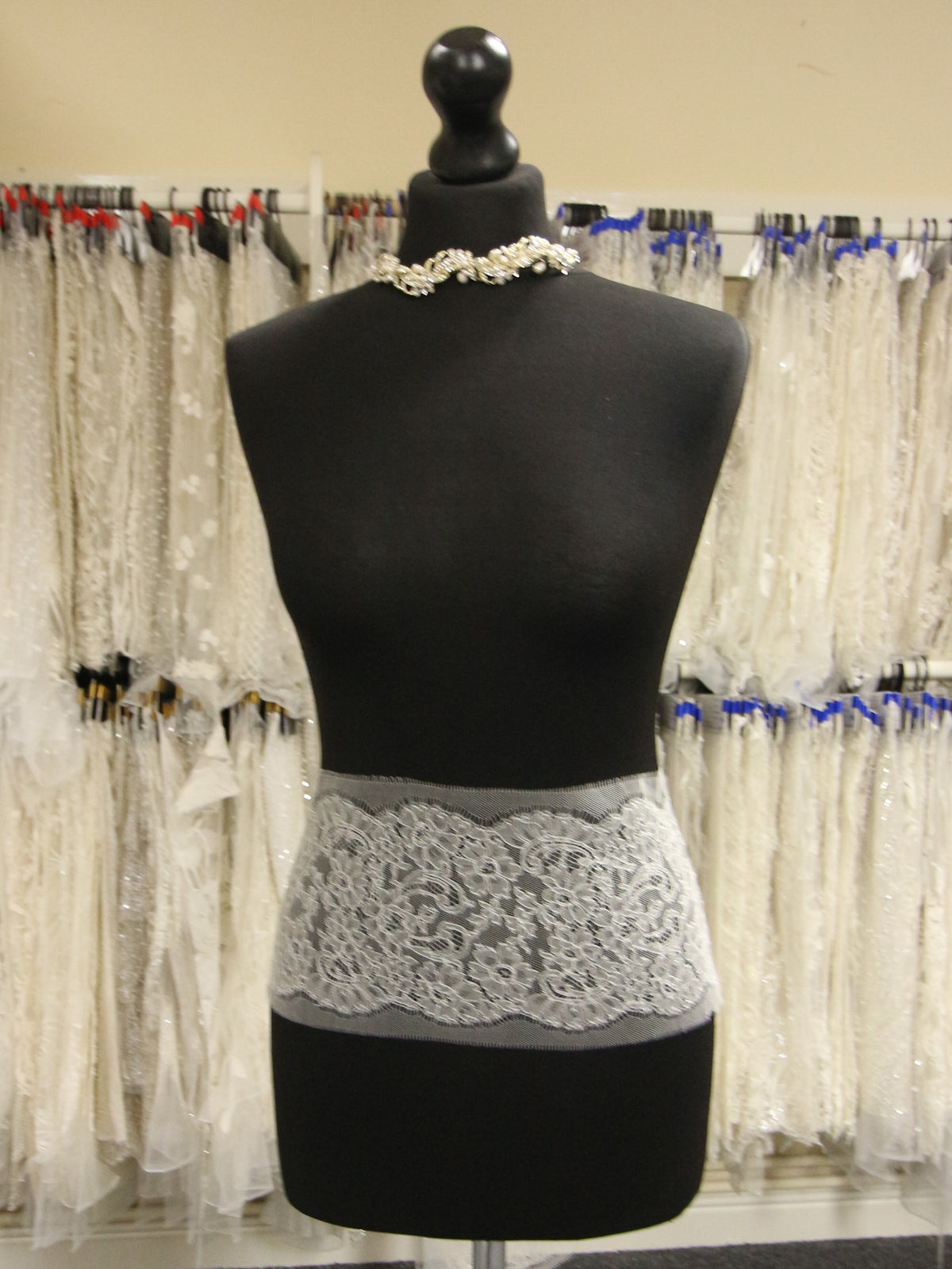 Elfenbeinfarbener Chantilly-Spitzenbesatz – Diallo