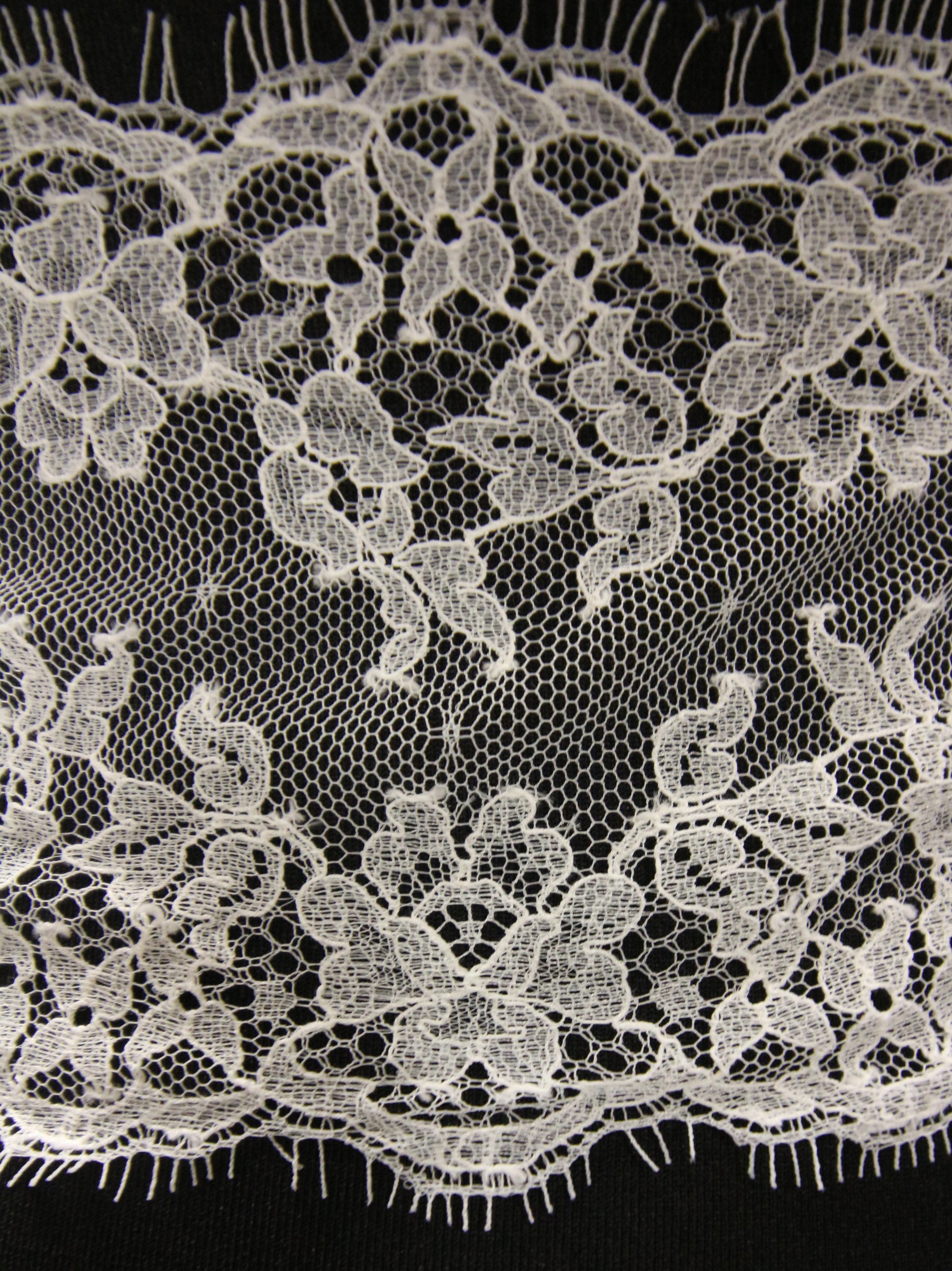 Elfenbeinfarbener Chantilly-Spitzenbesatz – Halston