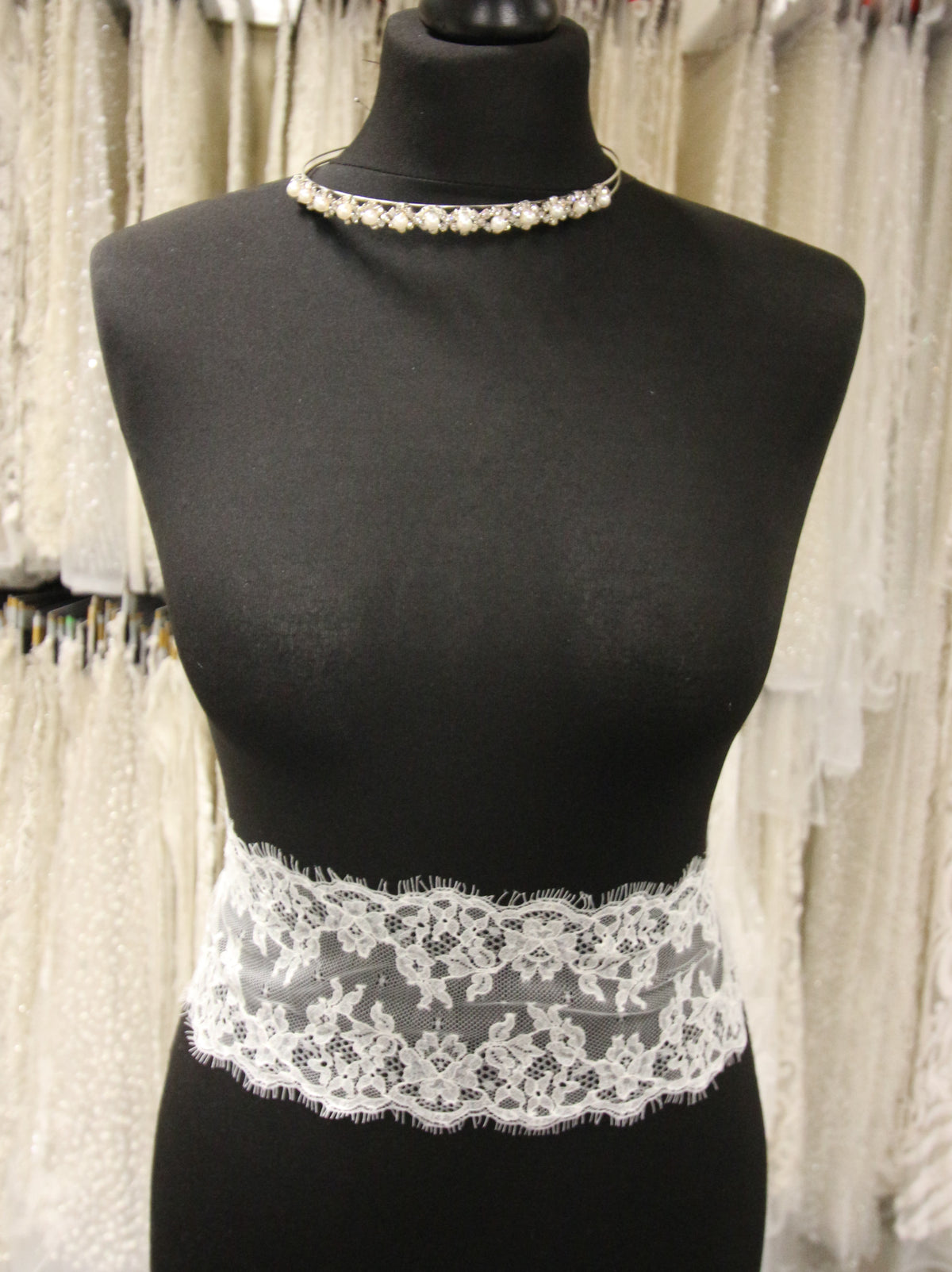 Elfenbeinfarbener Chantilly-Spitzenbesatz – Halston