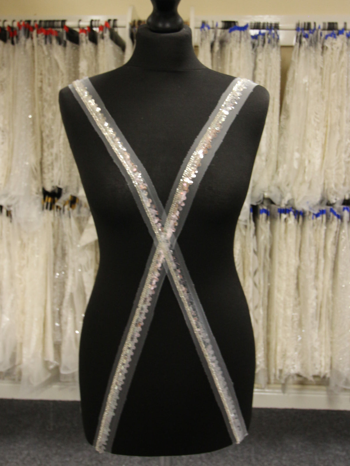 Elfenbeinfarbener Spitzenbesatz mit Pailletten – Ravish