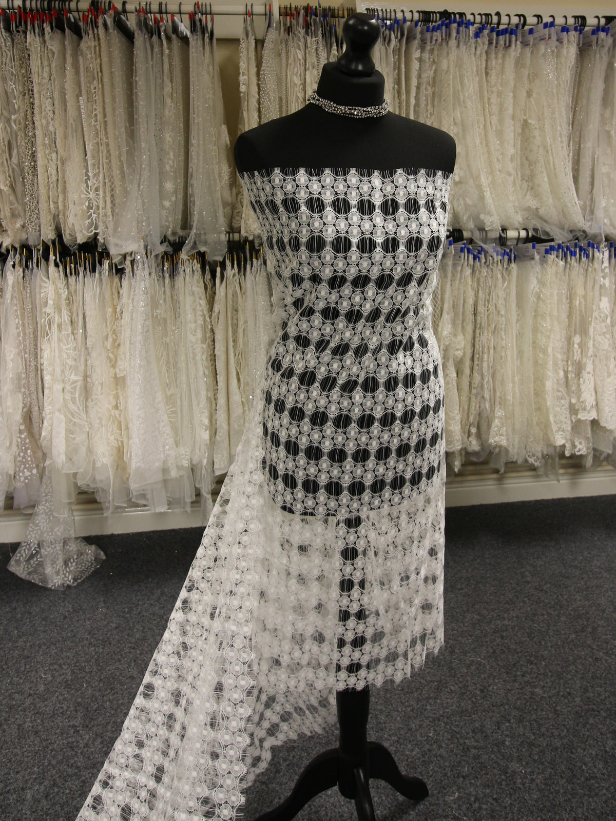 Elfenbeinfarbene Chantilly-Spitze – Annag