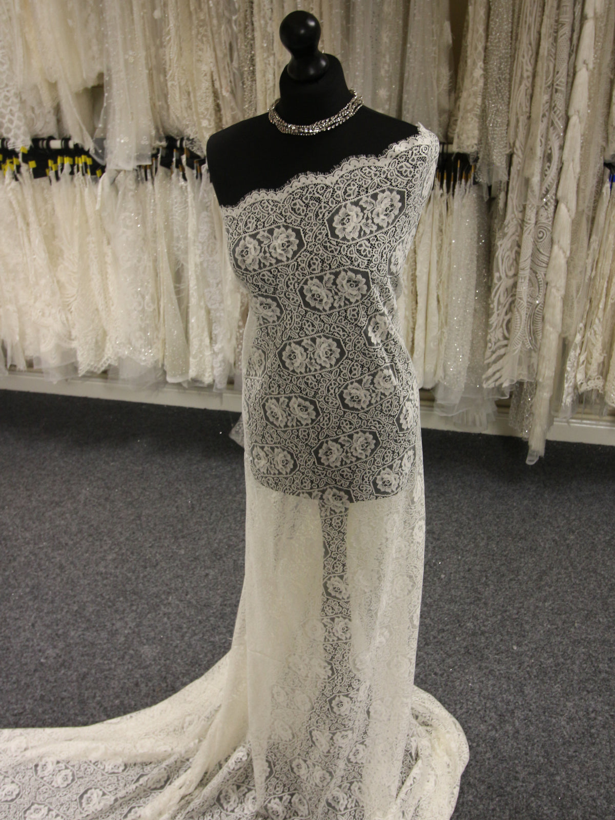 Elfenbeinfarbene Chantilly-Spitze – Cairstine