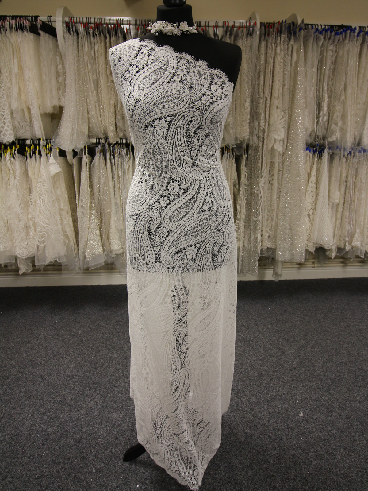 Elfenbeinfarbene Chantilly-Spitze – Desirée