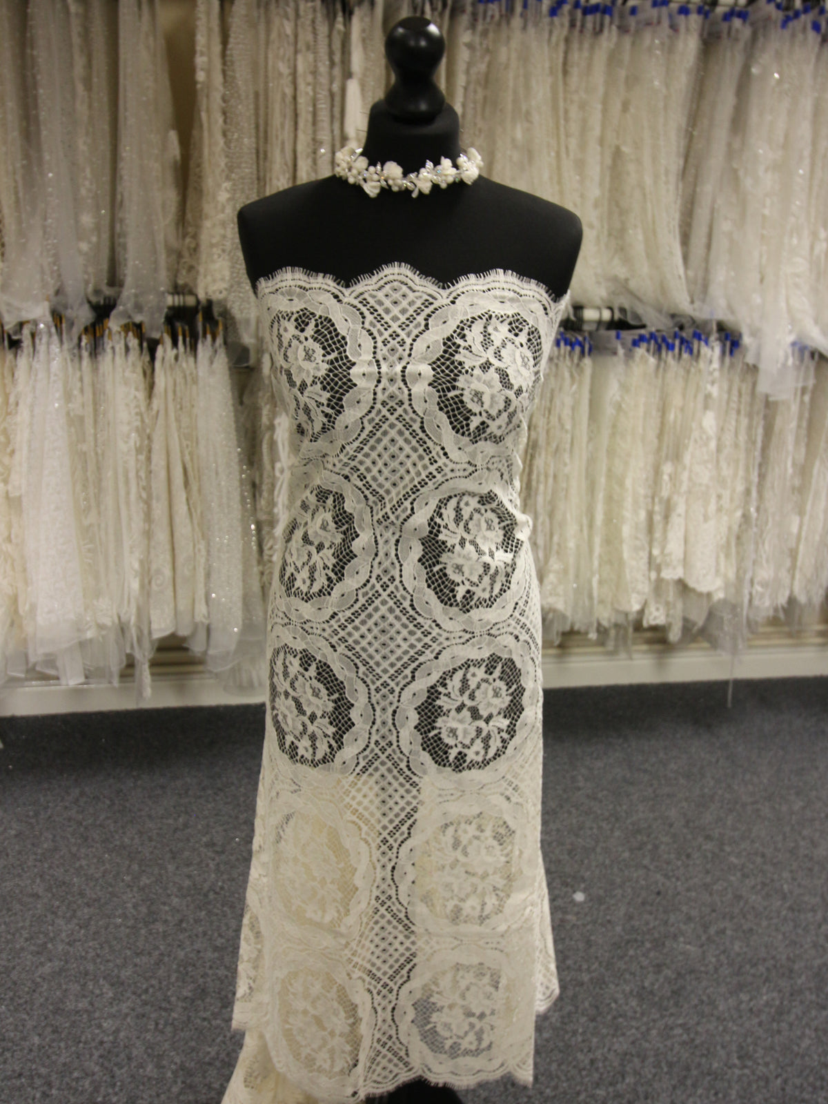 Elfenbeinfarbene Chantilly-Spitze – Dora