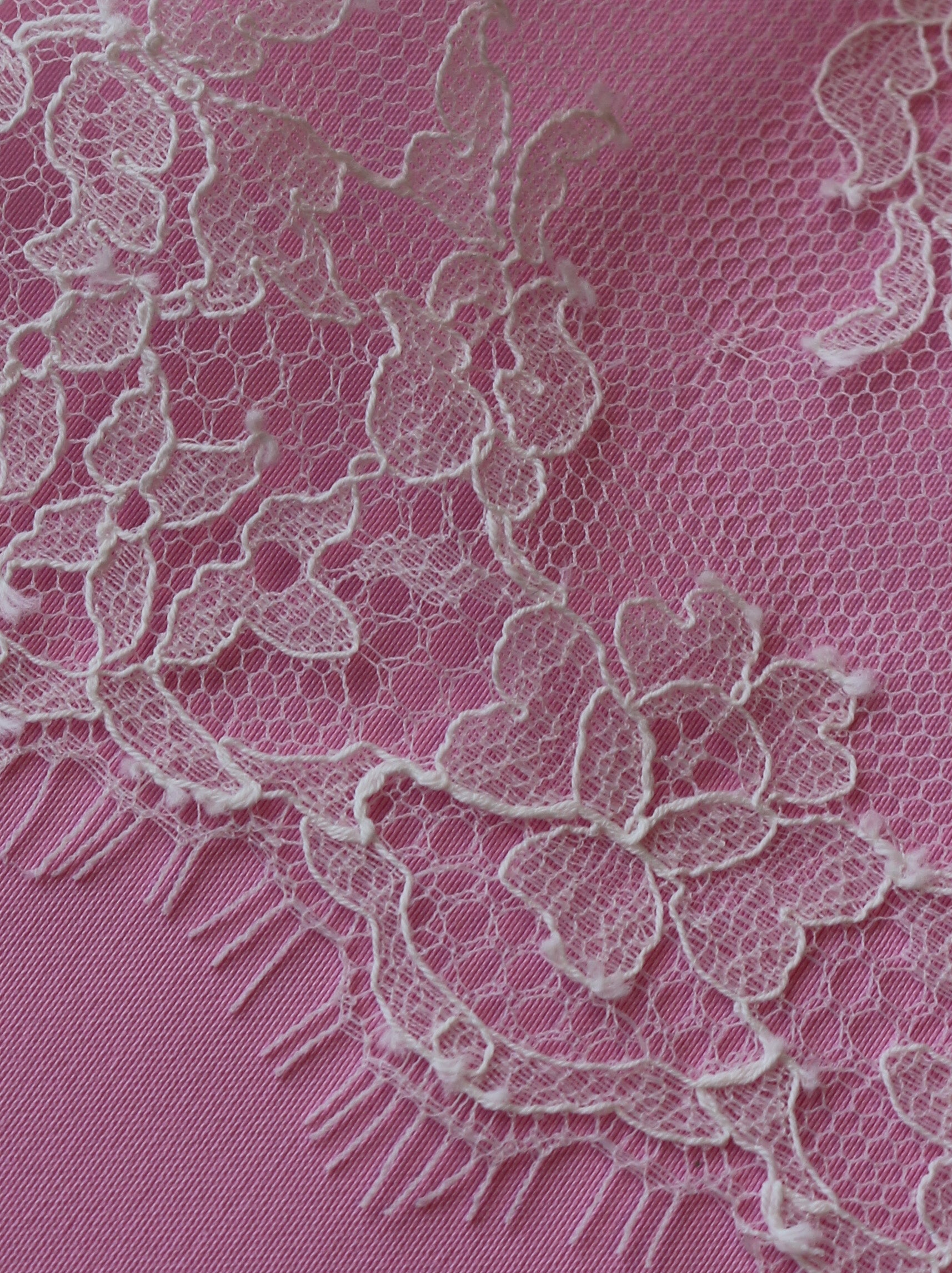 Elfenbeinfarbener Chantilly-Spitzenbesatz – Halston