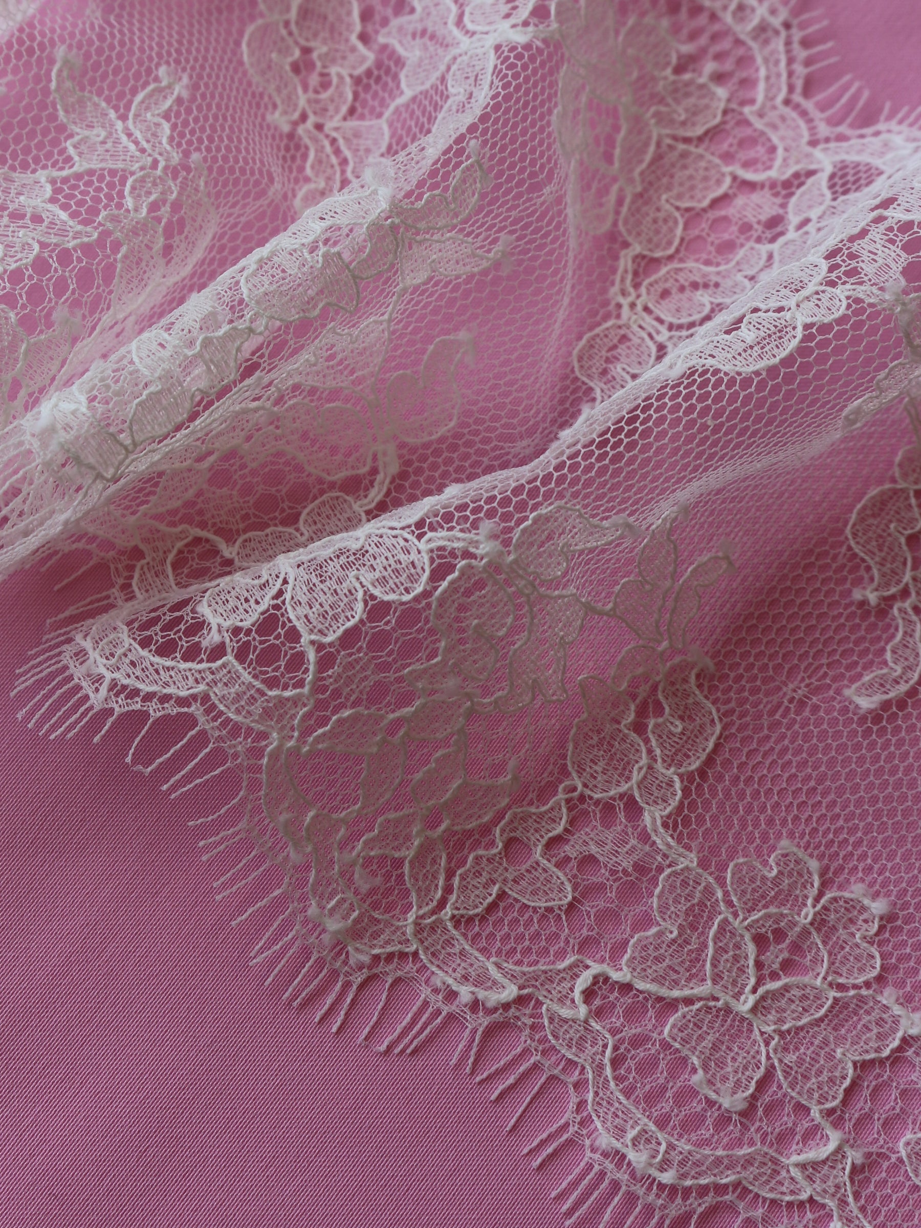 Elfenbeinfarbener Chantilly-Spitzenbesatz – Halston