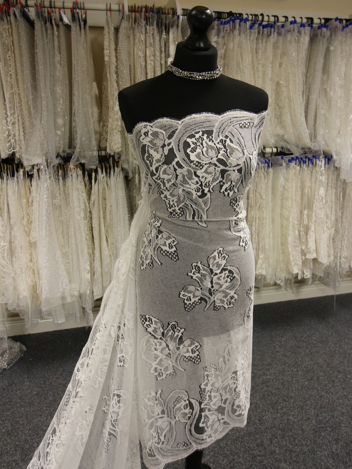 Elfenbeinfarbene Chantilly-Spitze – Jamesina