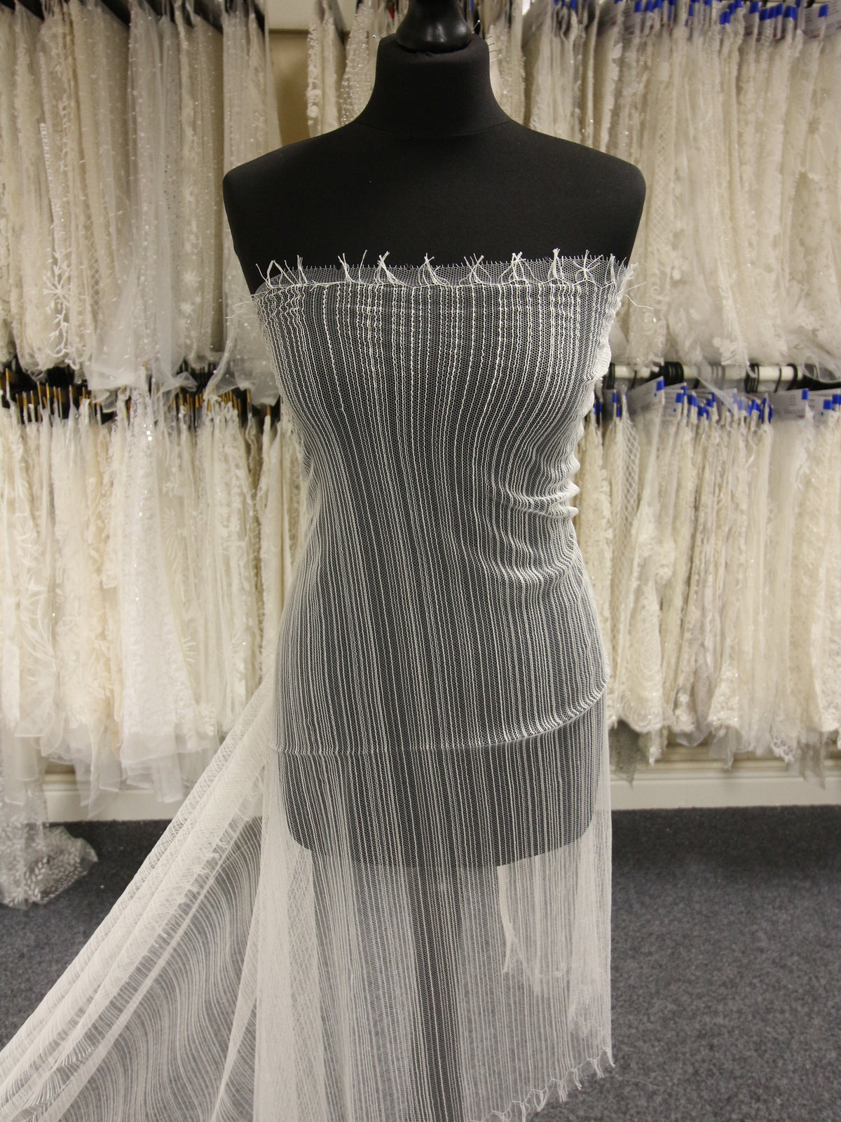 Elfenbeinfarbene Chantilly-Spitze – Jeans