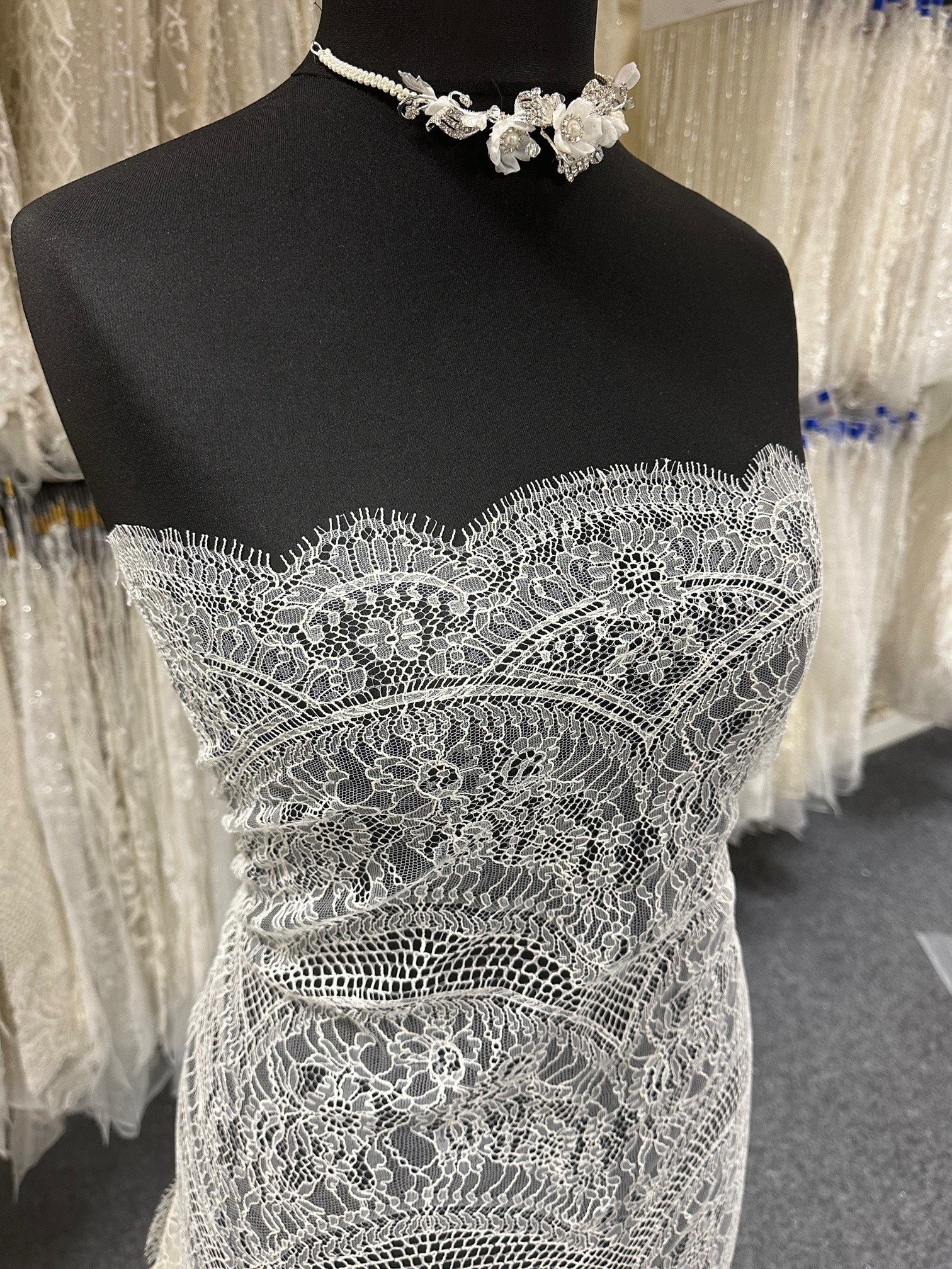 Elfenbeinfarbene Chantilly-Spitze – Jocelyn