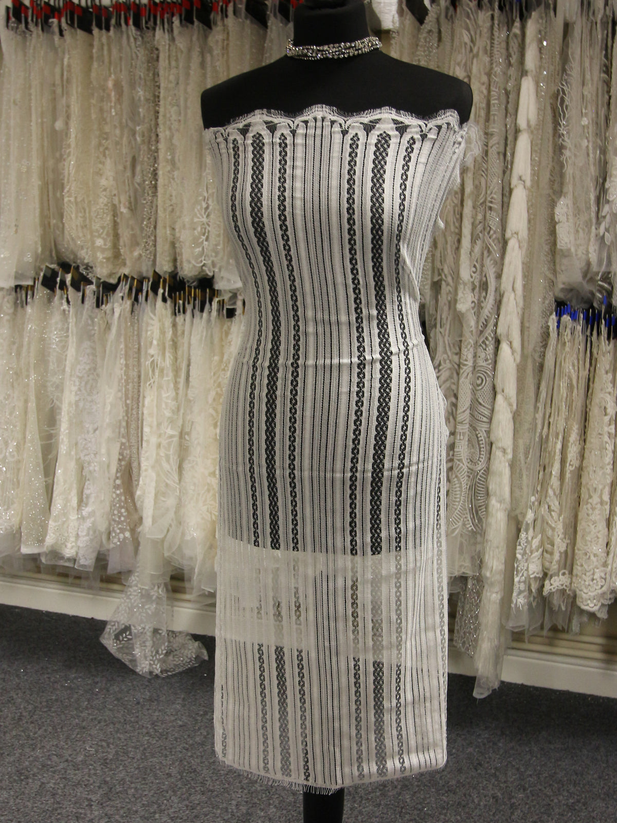 Elfenbeinfarbene Chantilly-Spitze – Magnesio