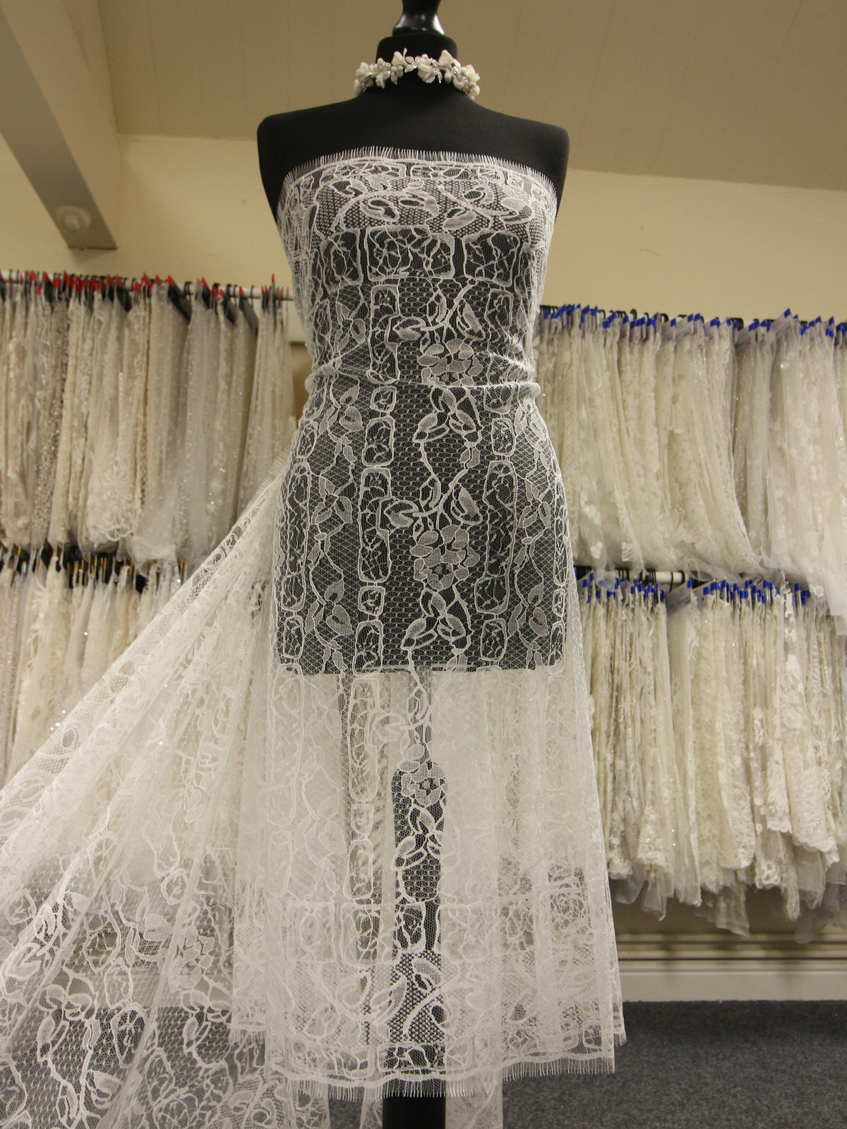 Elfenbeinfarbene Chantilly-Spitze – Nuance