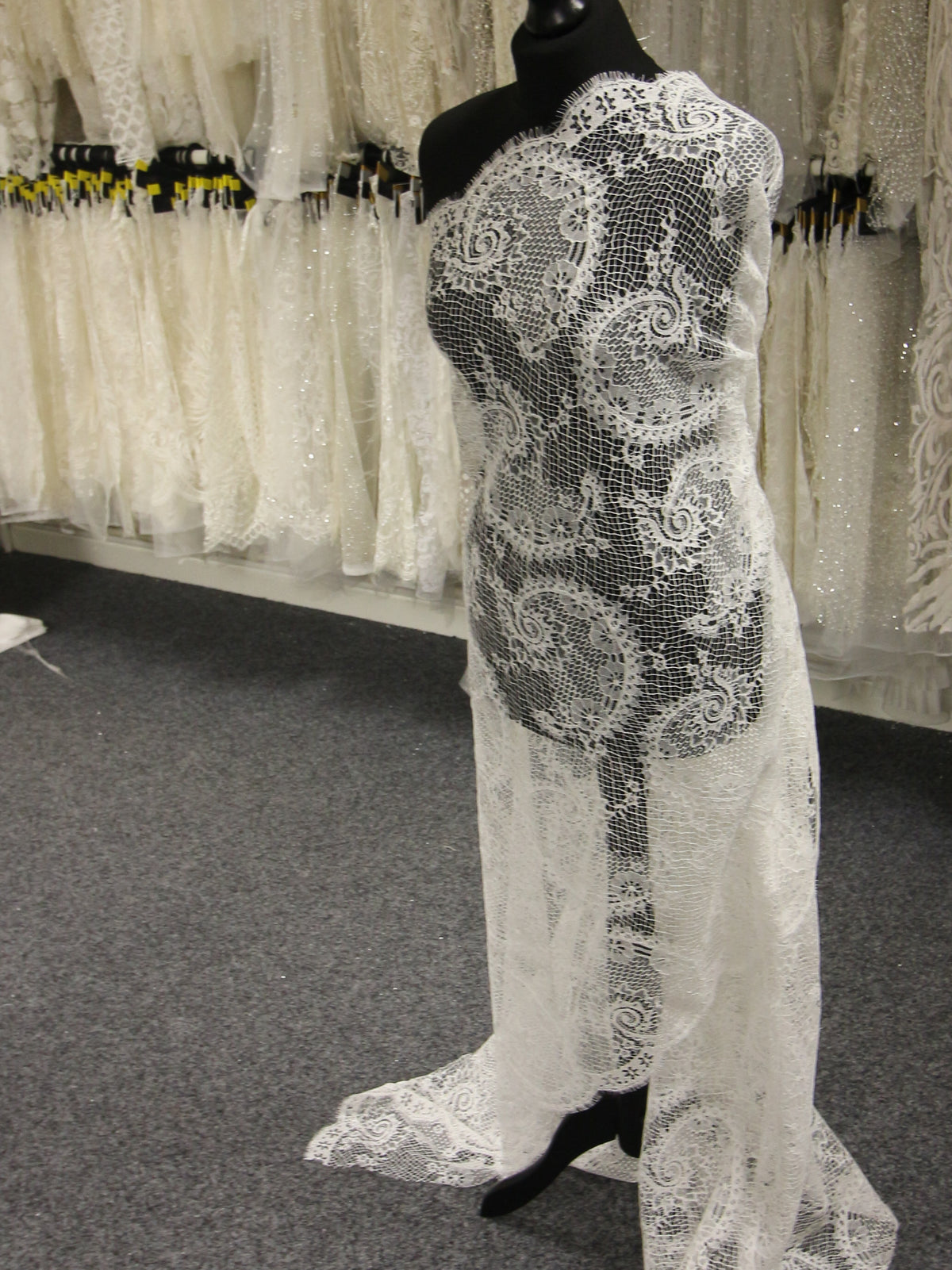 Elfenbeinfarbene Chantilly-Spitze – Pescaro