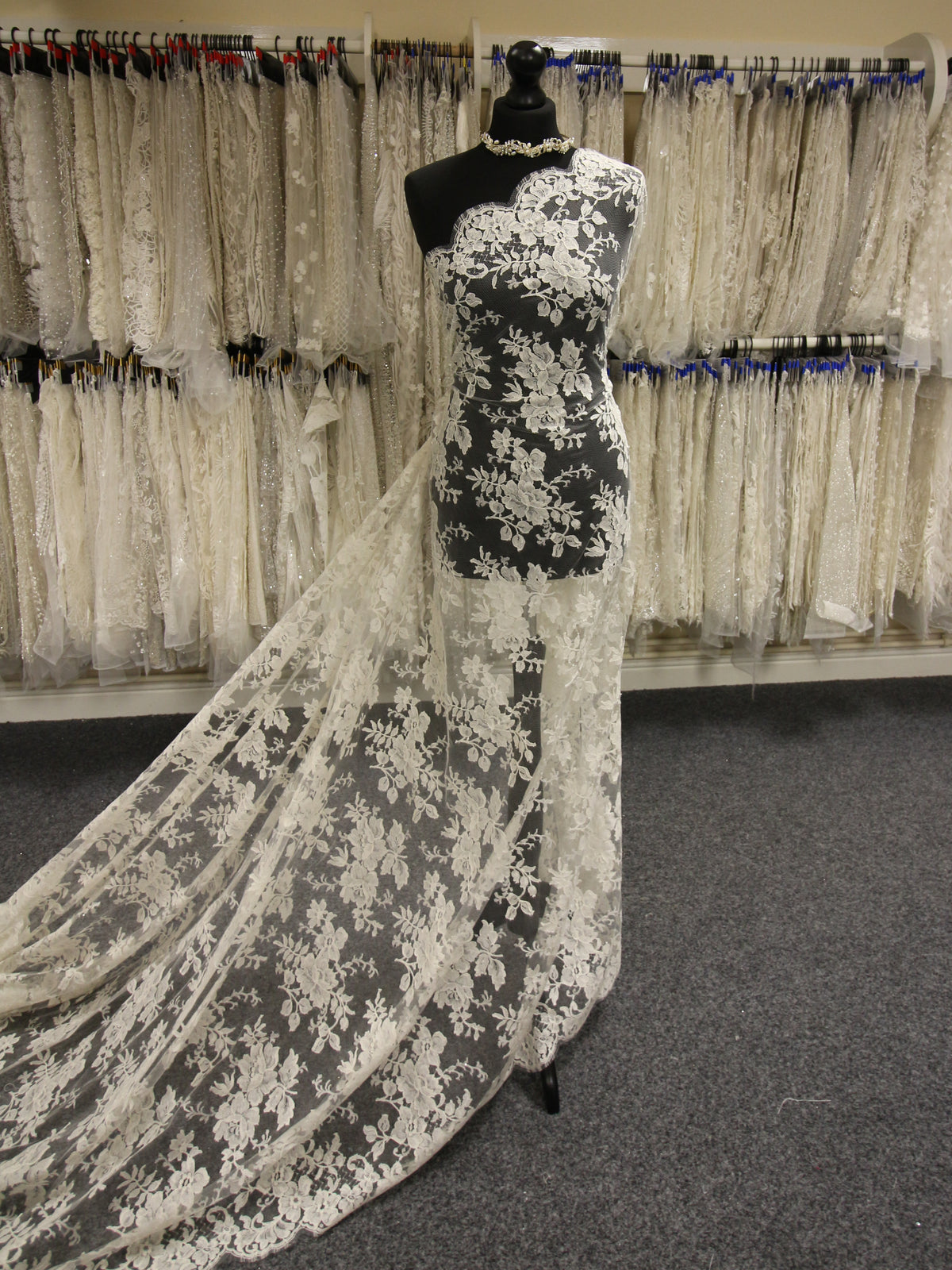 Bio-Elfenbein-Chantilly-Spitze – Rizawana