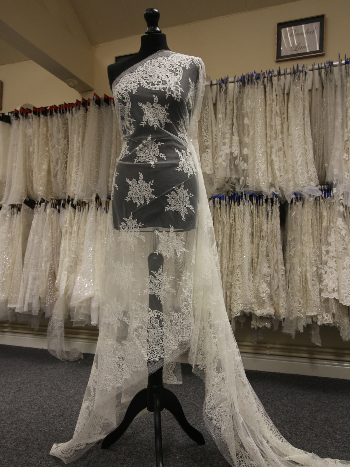 Elfenbeinfarbene Chantilly-Spitze – Safran