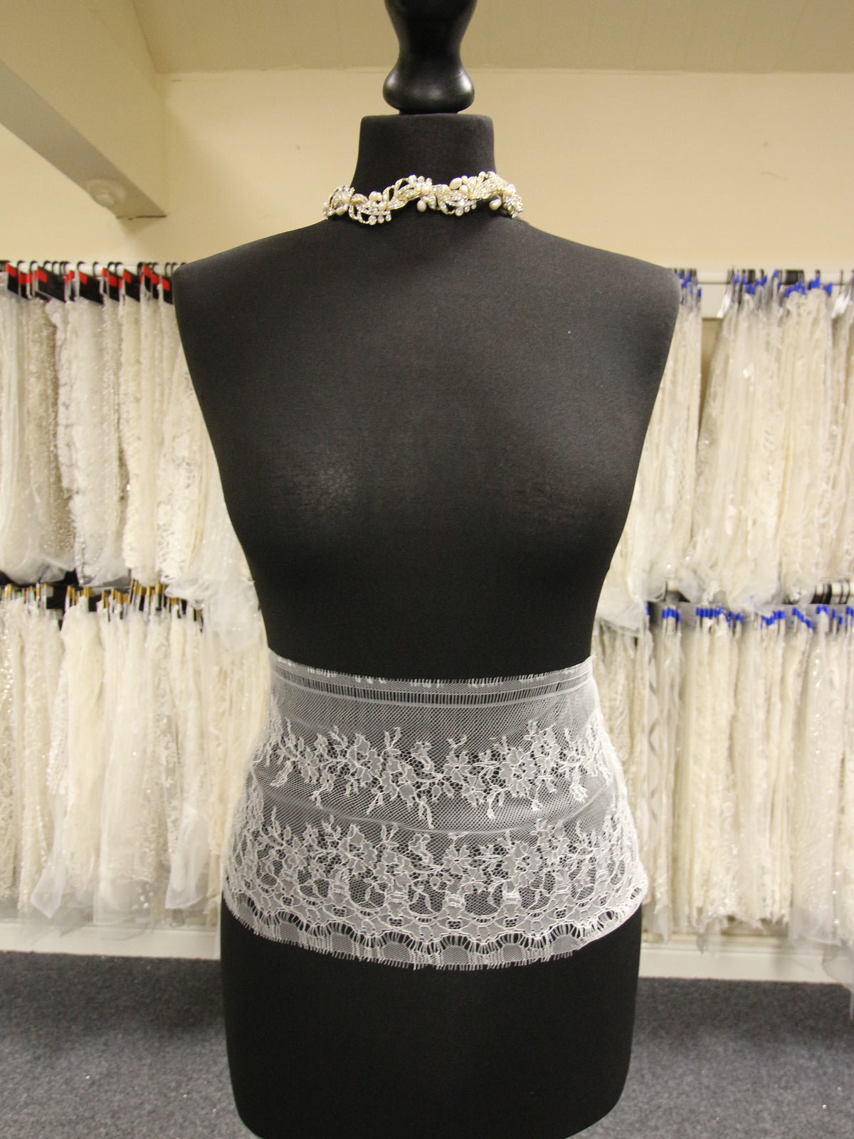 Elfenbeinfarbener Chantilly-Spitzenbesatz – Amapola