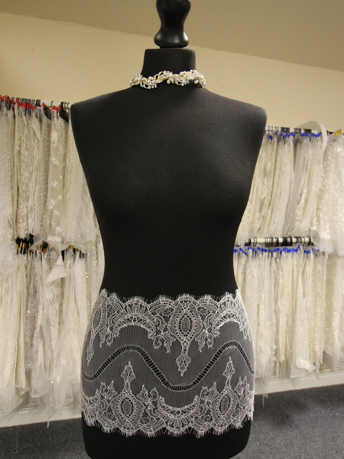 Elfenbeinfarbener Öko-Chantilly-Spitzenbesatz – Devika