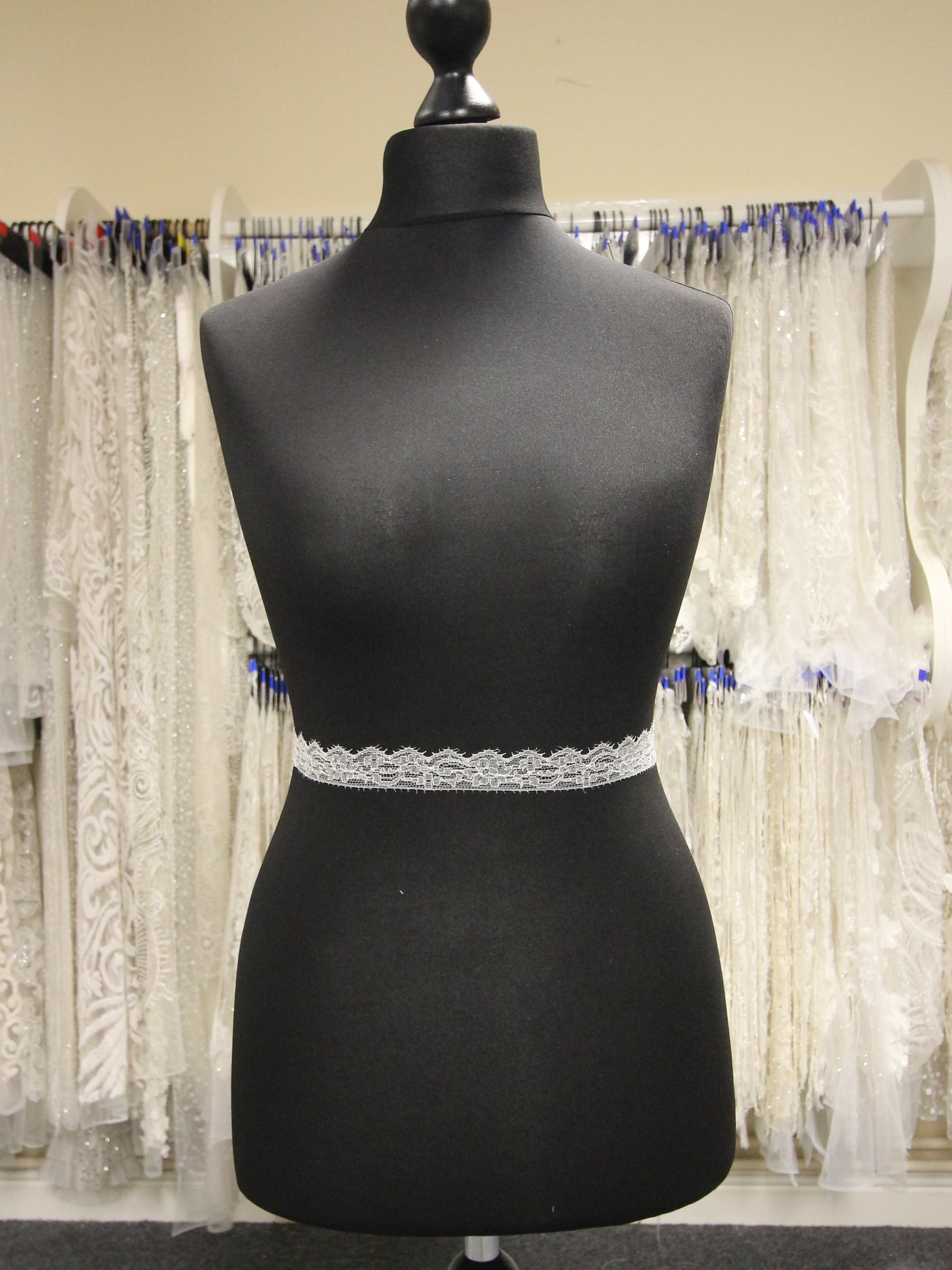 Elfenbeinfarbener Chantilly-Spitzenbesatz – Georgia