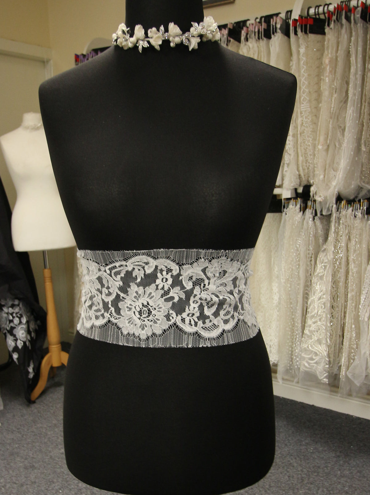 Elfenbeinfarbener Chantilly-Spitzenbesatz – Hadiza