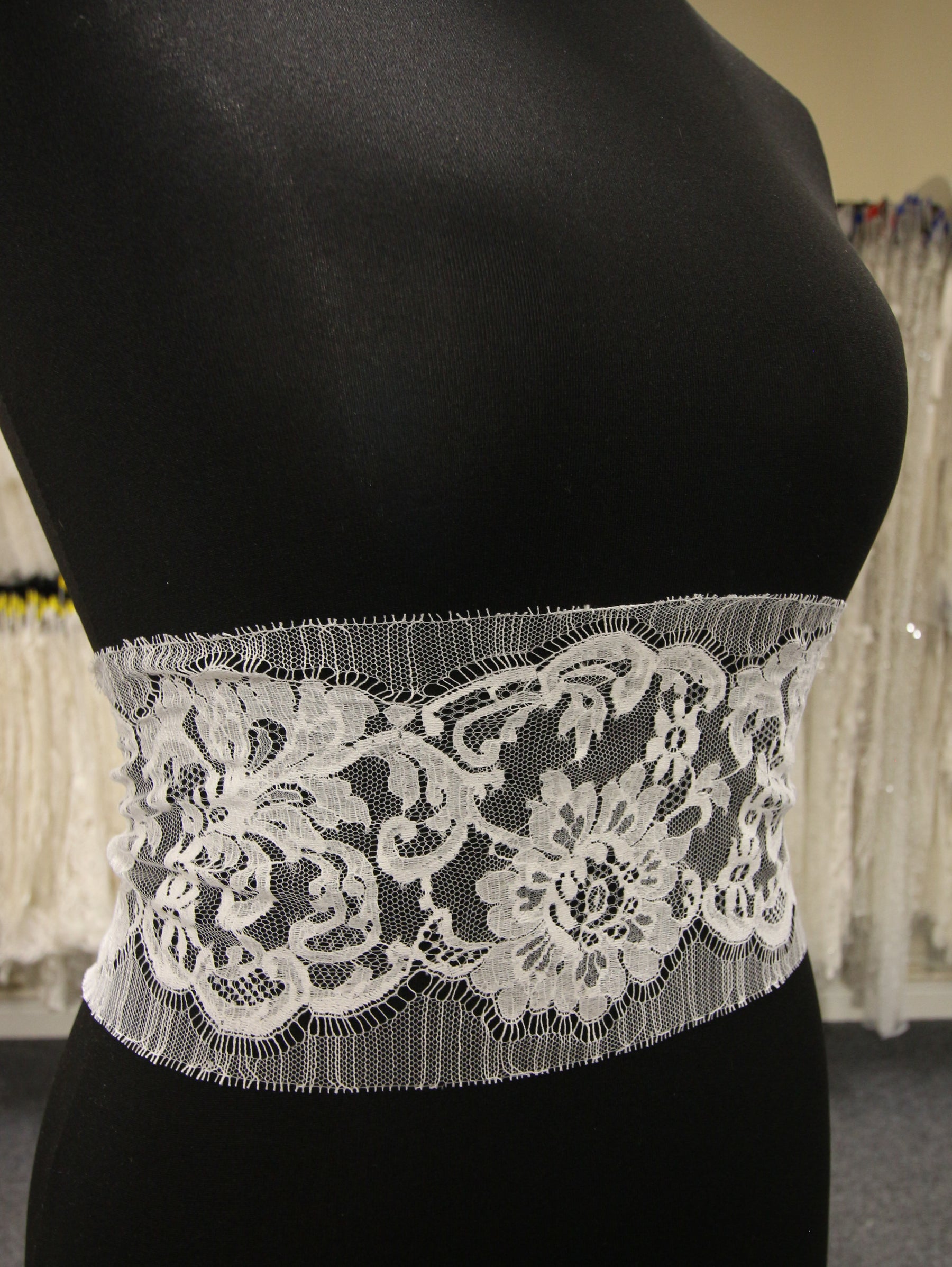 Elfenbeinfarbener Chantilly-Spitzenbesatz – Hadiza