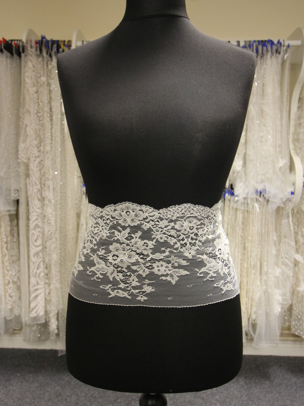 Elfenbeinfarbener Chantilly-Spitzenbesatz – Janelle