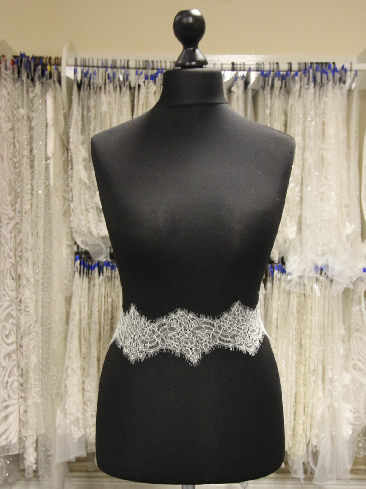 Elfenbeinfarbener Chantilly-Spitzenbesatz – Kai