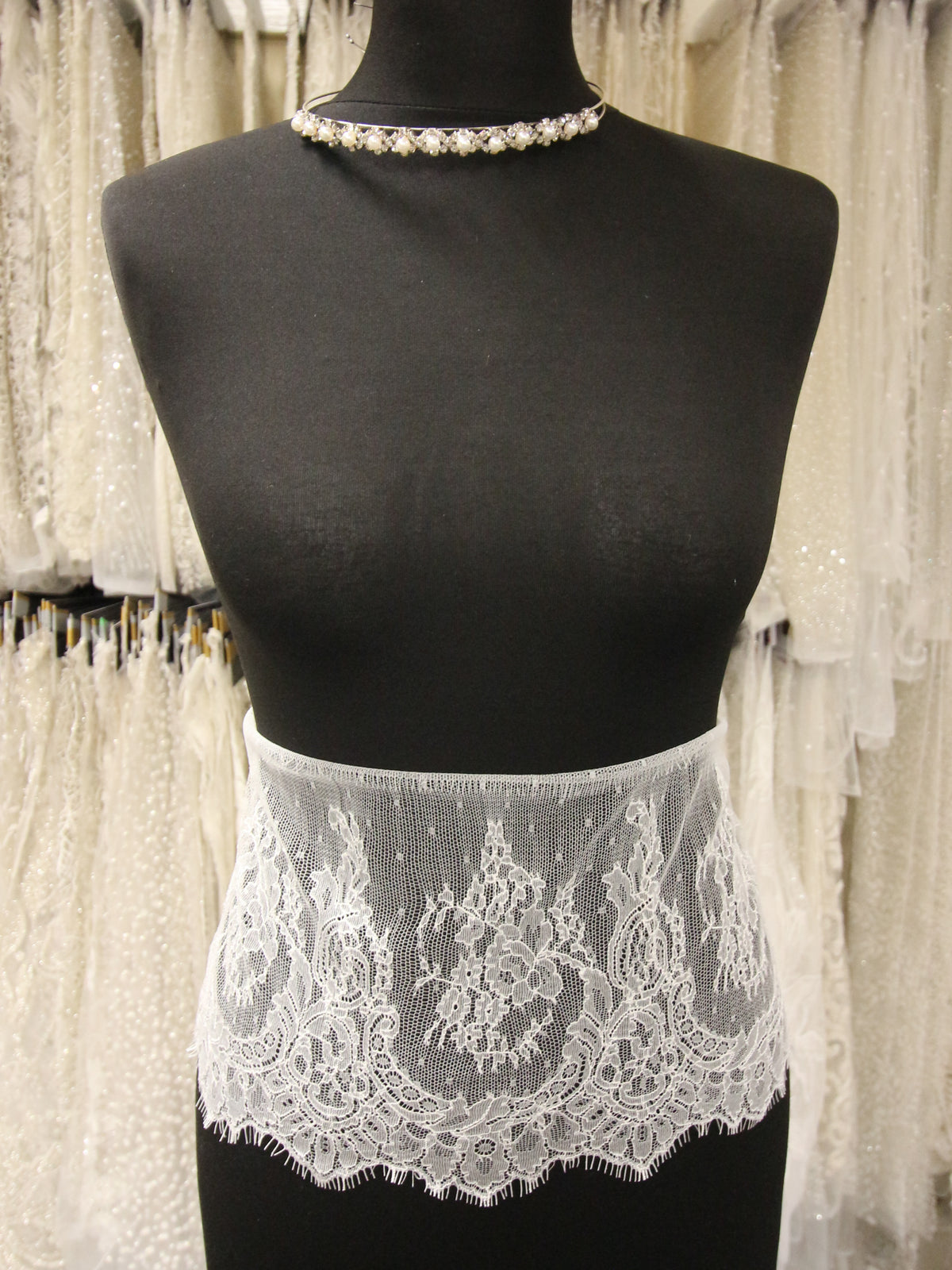 Elfenbeinfarbener Chantilly-Spitzenbesatz – Sienna