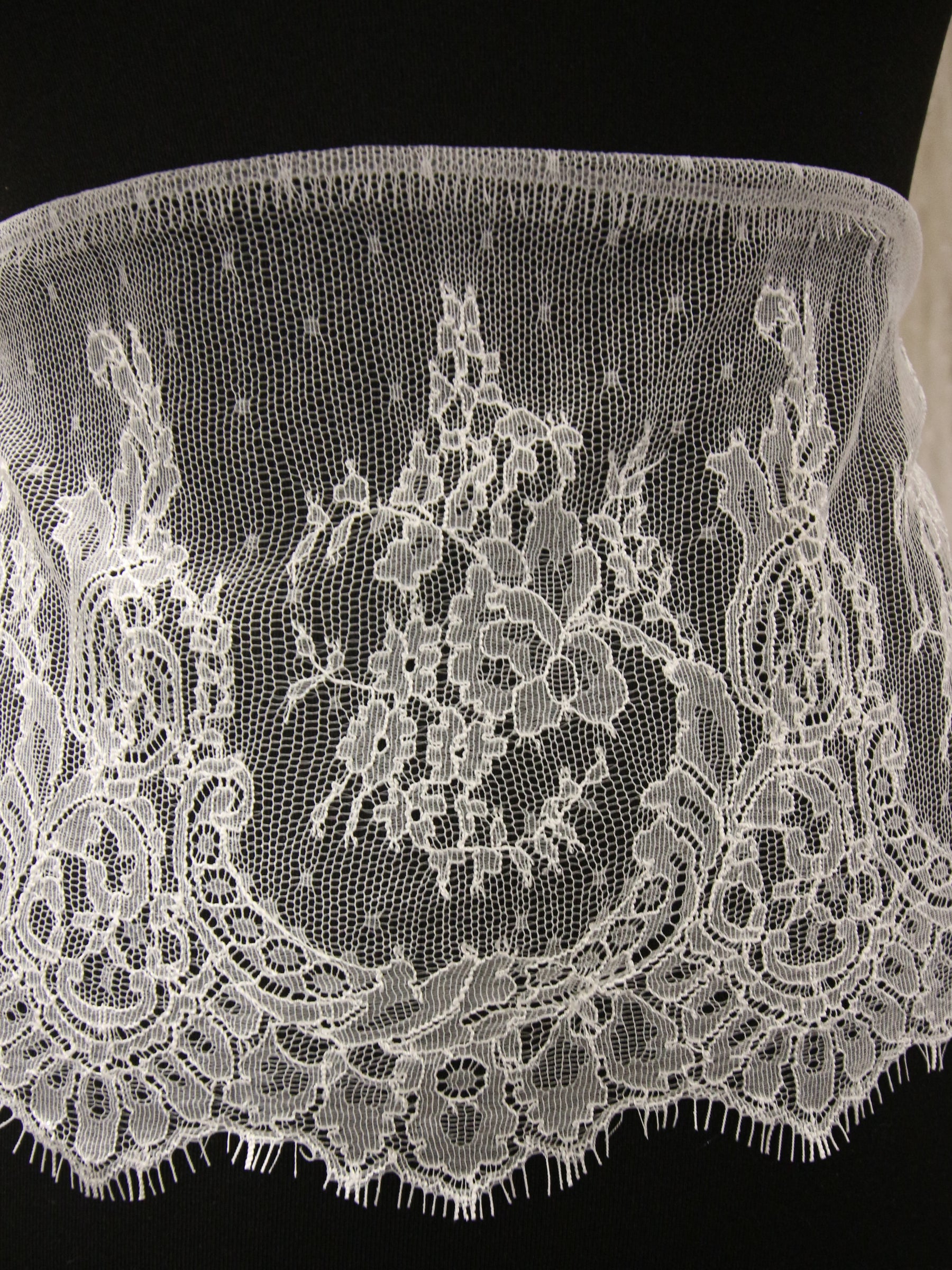 Elfenbeinfarbener Chantilly-Spitzenbesatz – Sienna