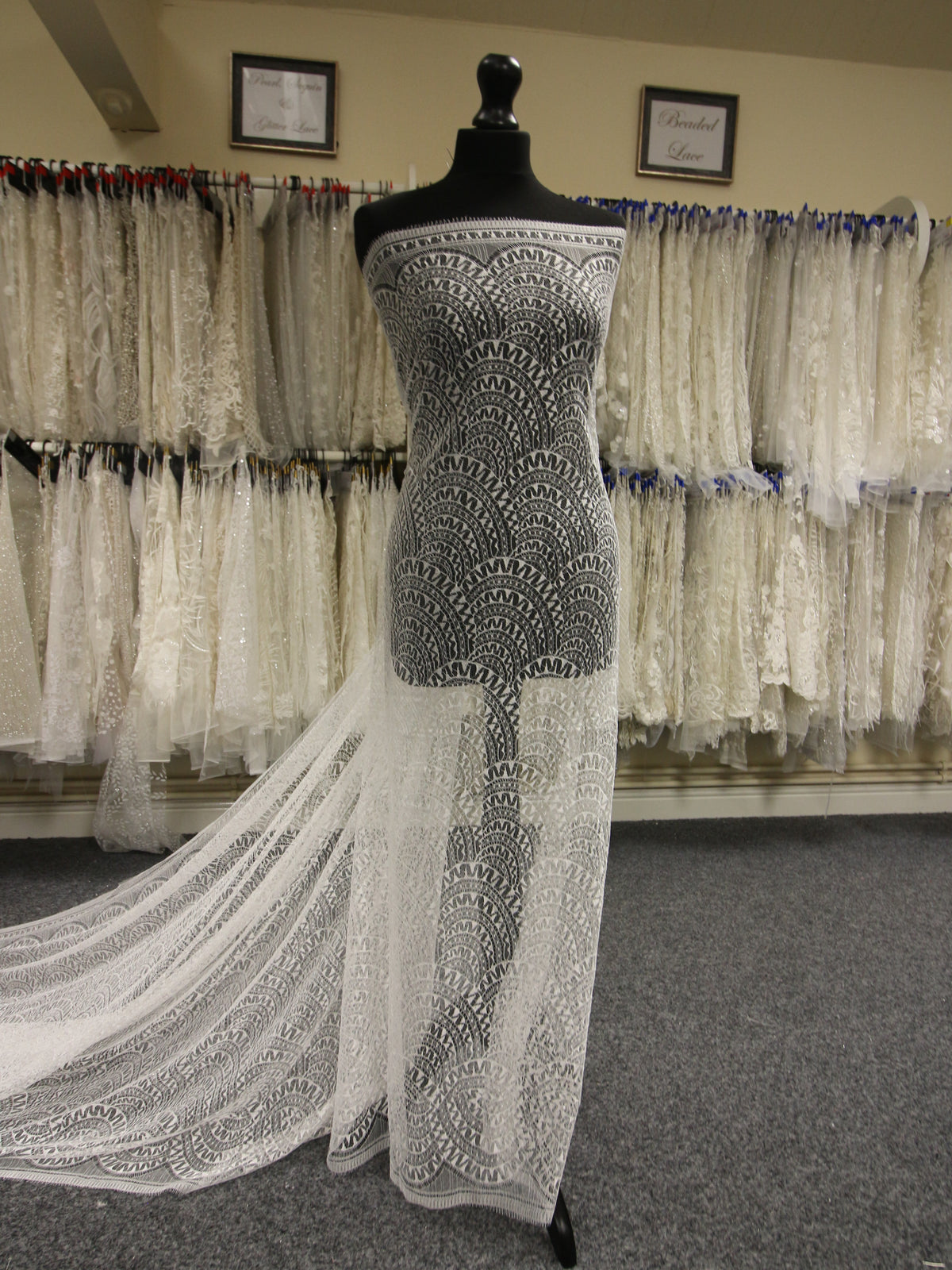 Elfenbeinfarbene Chantilly-Spitze – Komfort