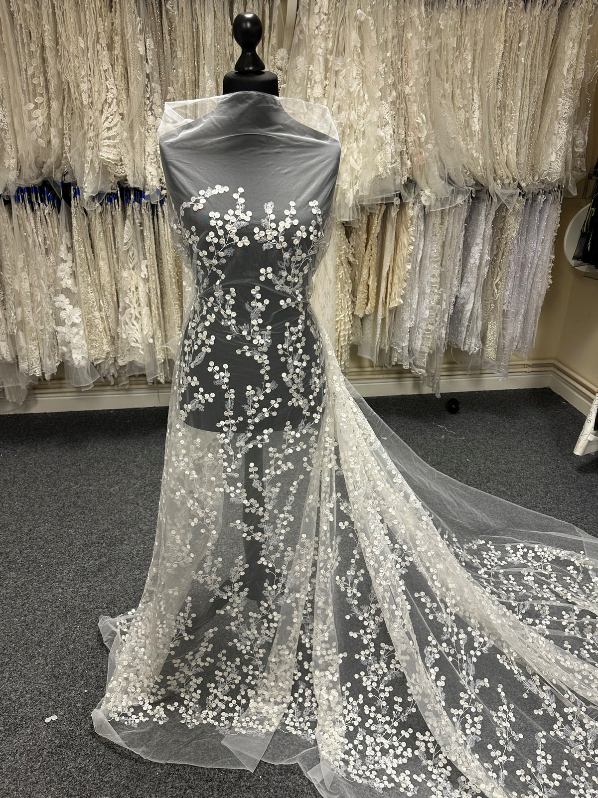 Elfenbeinfarbene bestickte Spitze – Chevis