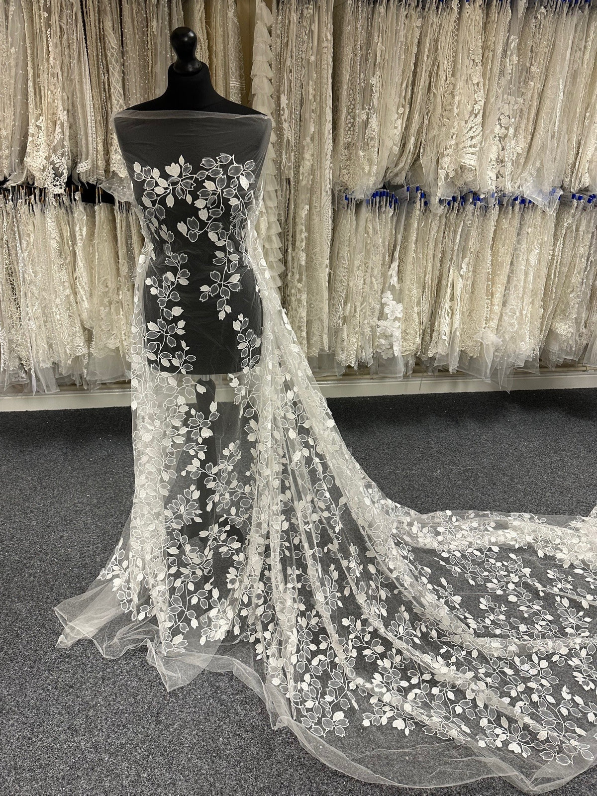 Elfenbeinfarbene bestickte Blumenspitze – Linnea