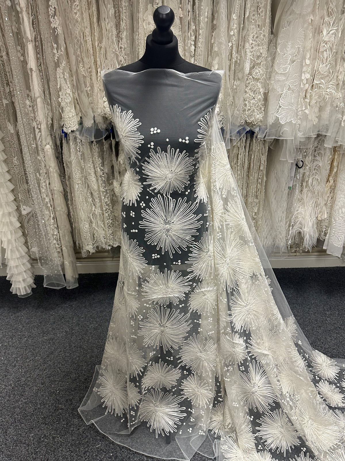 Elfenbeinfarbene Kordel- und Paillettenspitze – Danuta