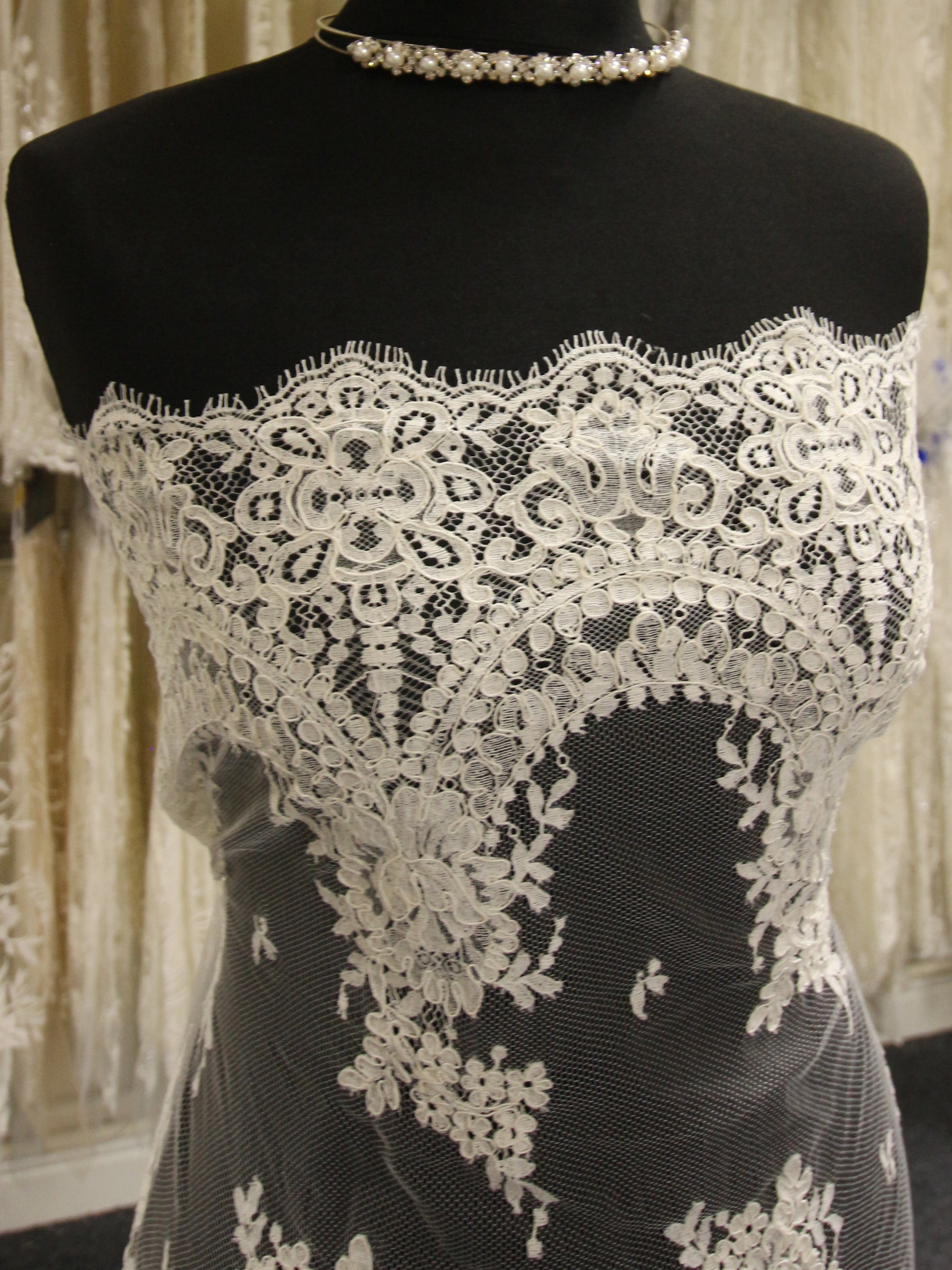 Elfenbeinfarbene Chantilly-Spitze – Tiggy