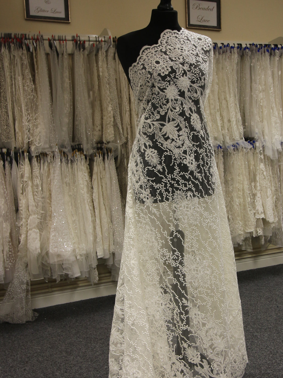 Elfenbeinfarbene, mit Pailletten bestickte Spitze – Fifi