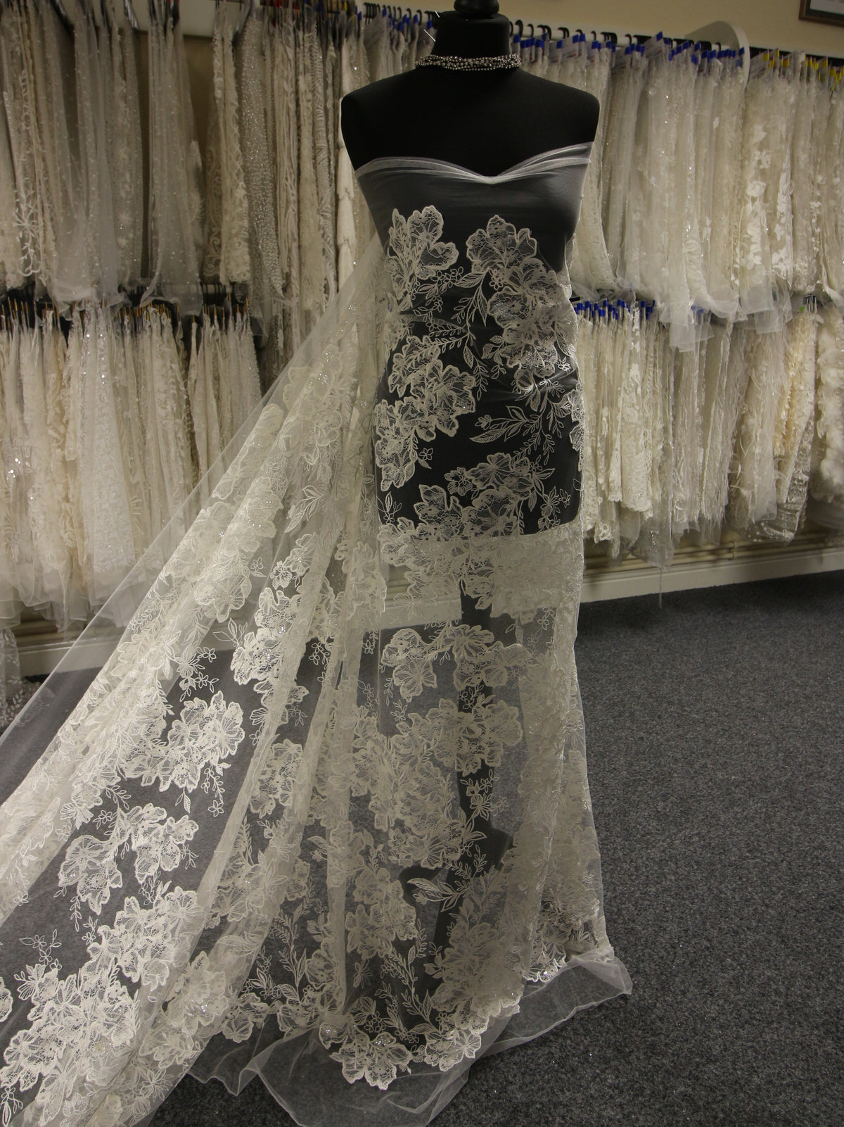 Elfenbeinfarbene bestickte Spitze – Xavier