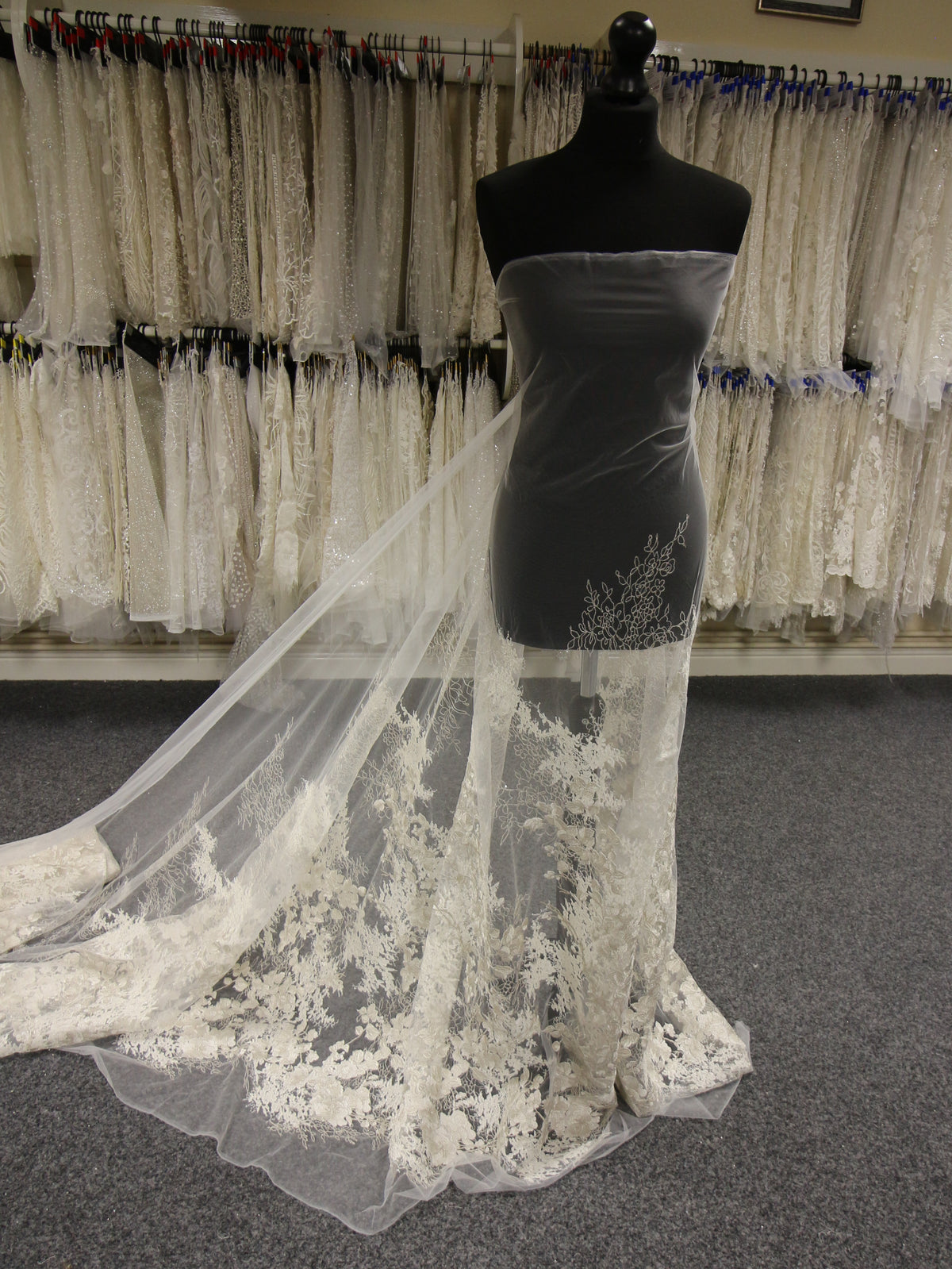 Elfenbeinfarbene bestickte Spitze – Cindy