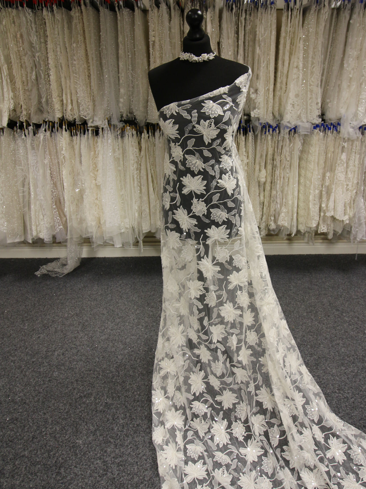 Elfenbeinfarbene Perlenspitze – Callie