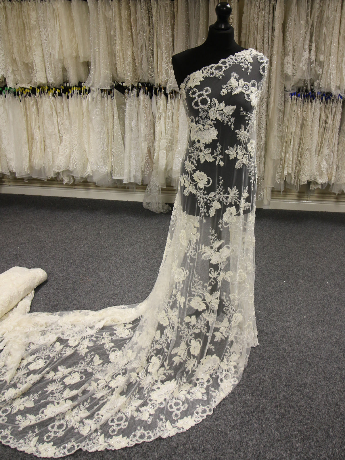 Elfenbeinfarbene Perlenspitze – Roberta