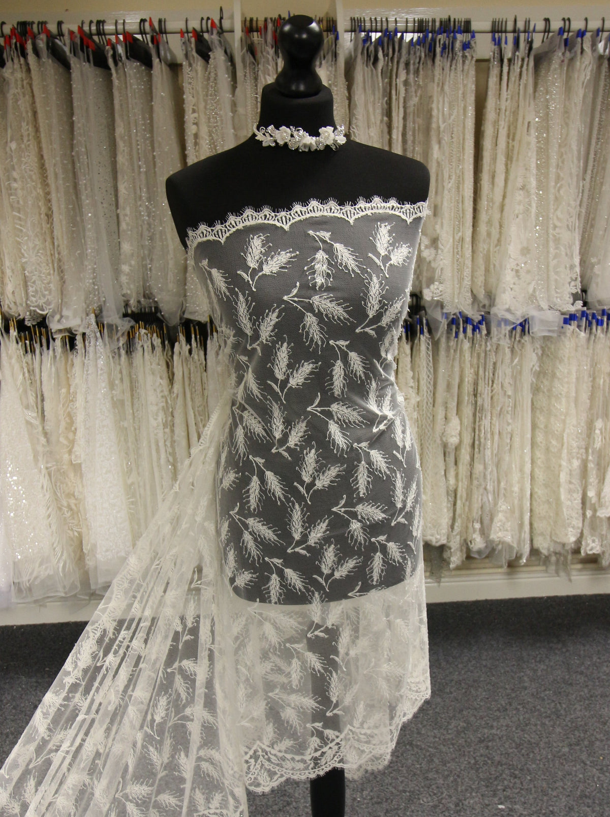 Elfenbeinfarbene Chantilly-Spitze – Berke