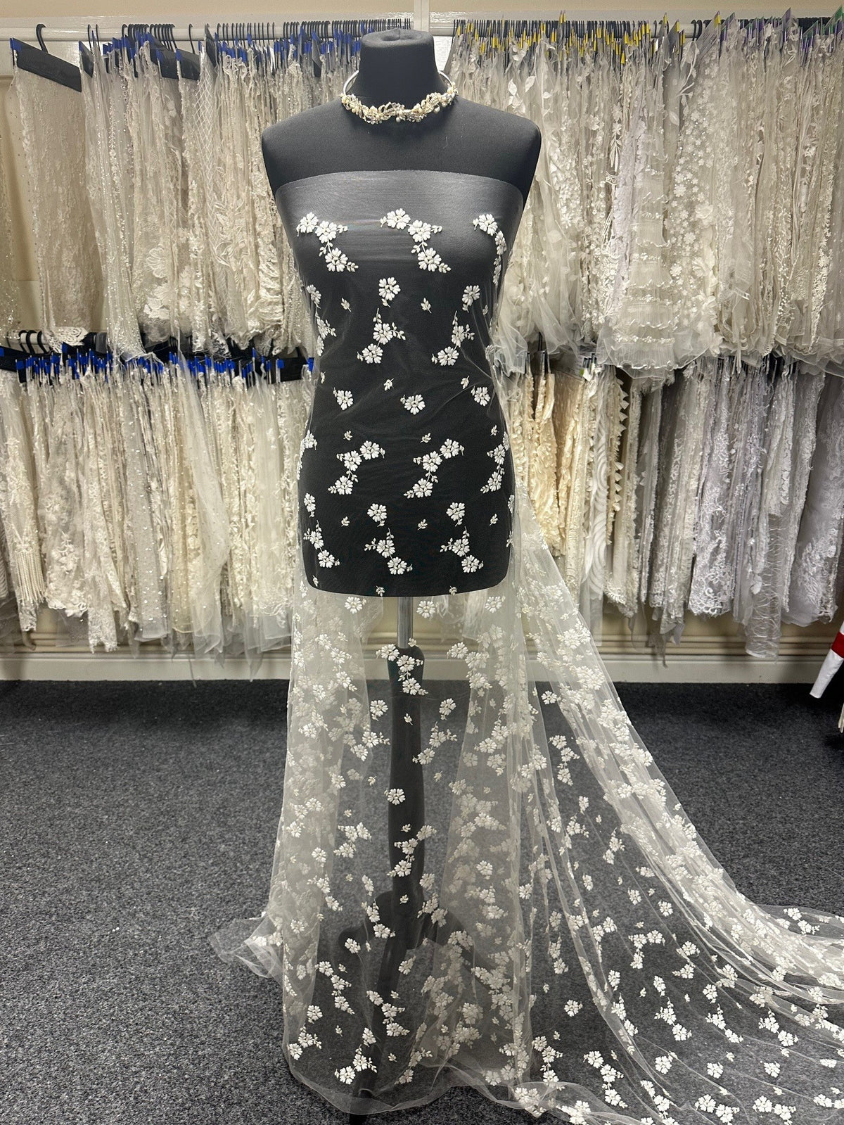 Elfenbeinfarbene Spitze mit Blumenstickerei – Morag