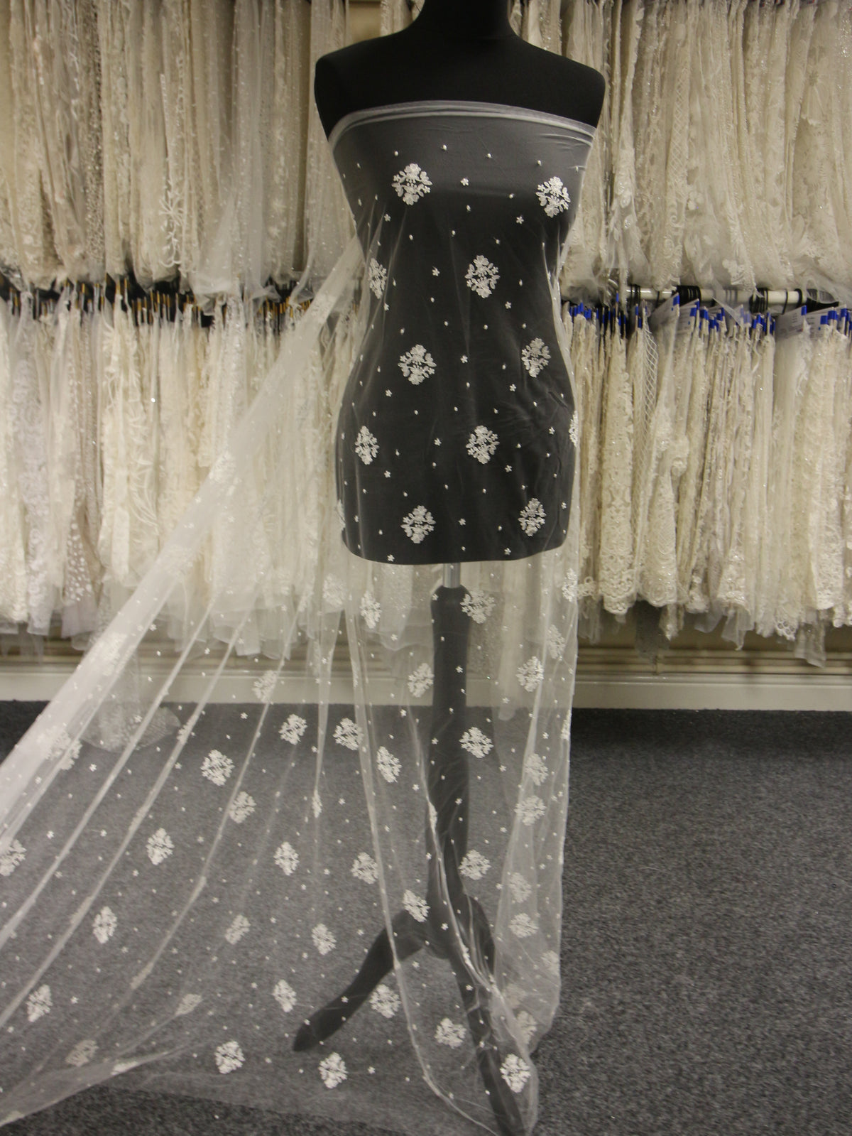 Elfenbeinfarbene bestickte Spitze – Villanelle