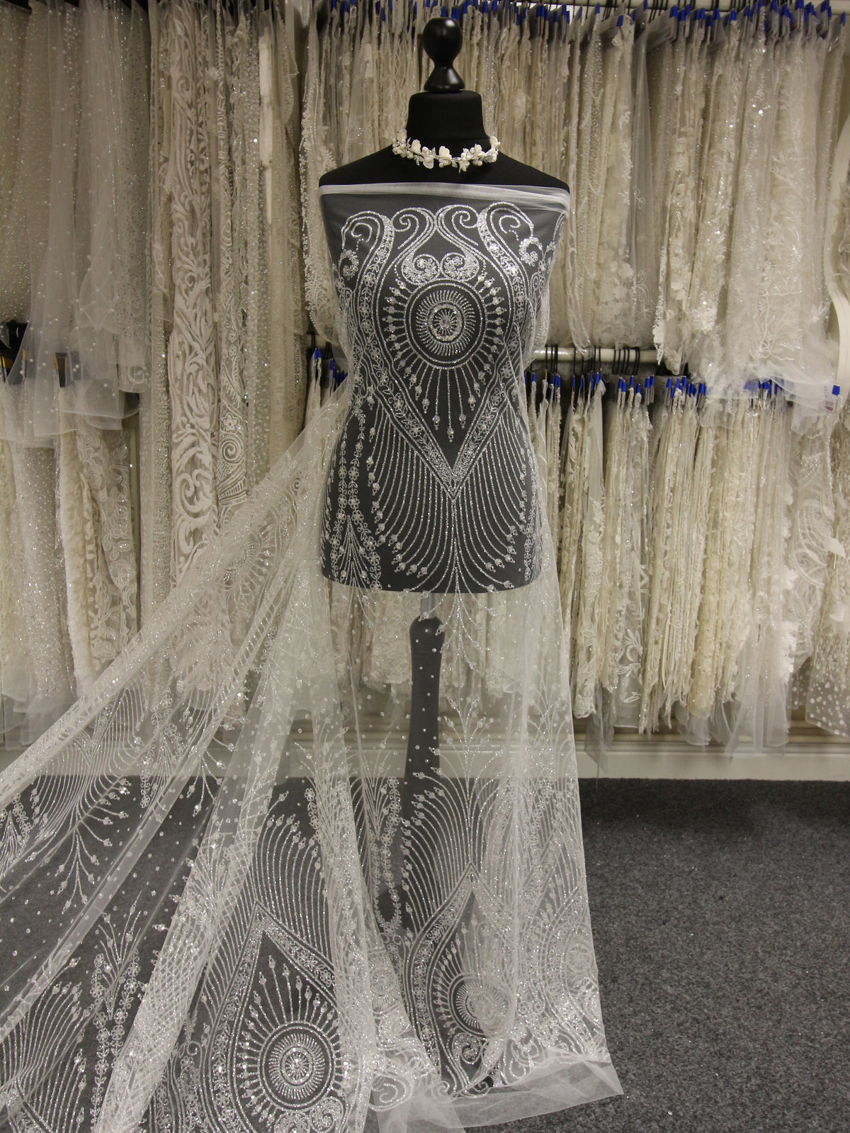 Elfenbeinfarbene Glitzerspitze – Flora