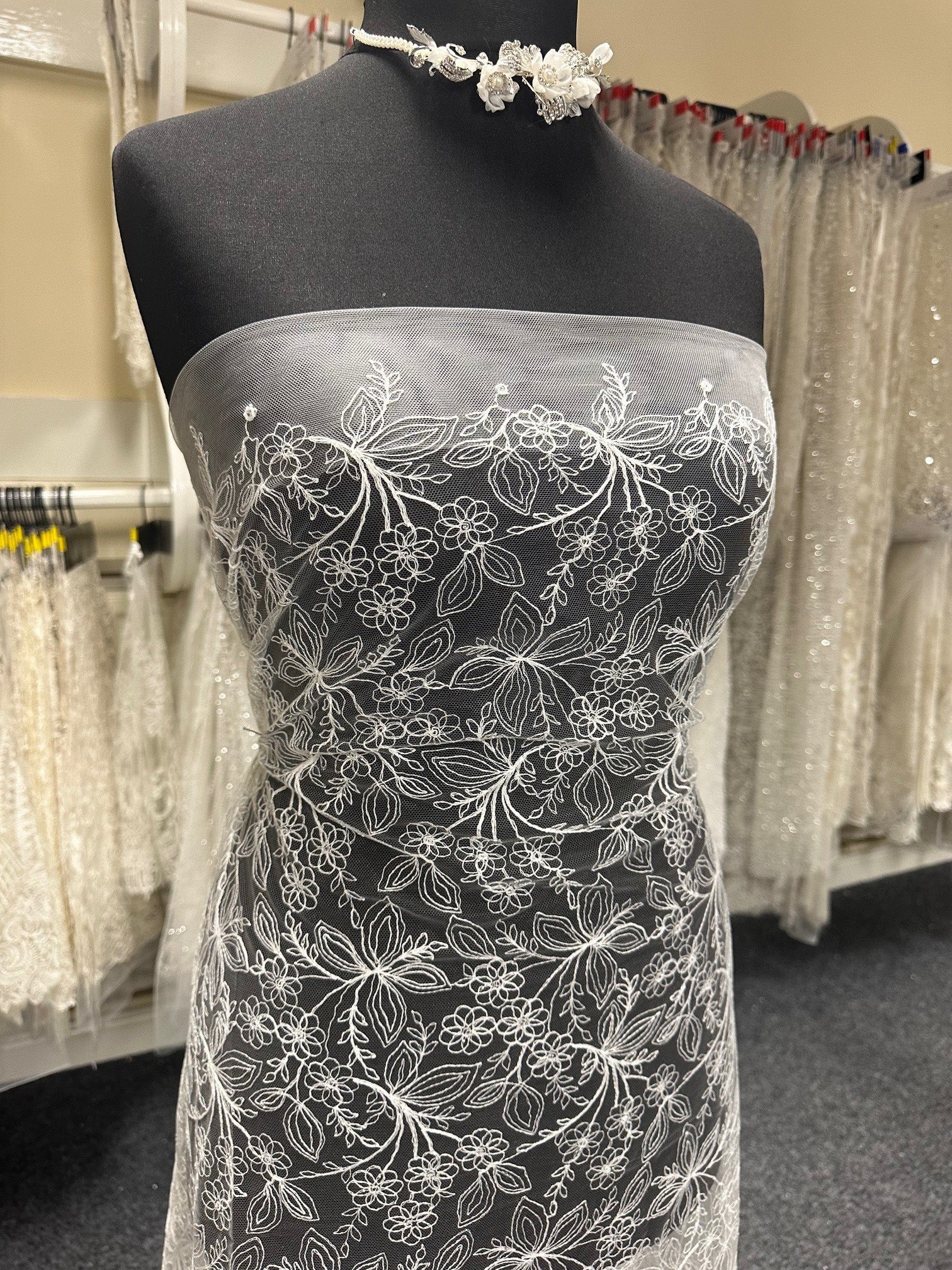 Elfenbeinfarbene bestickte Spitze – Connie