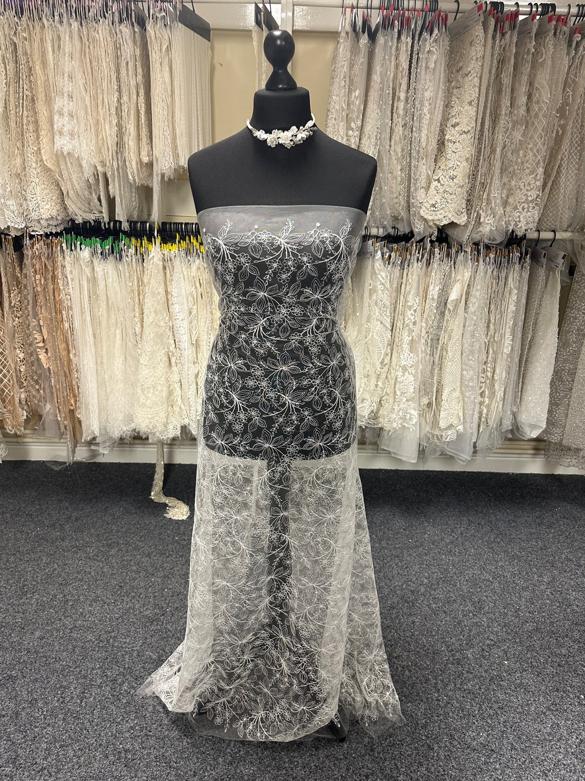 Elfenbeinfarbene bestickte Spitze – Connie