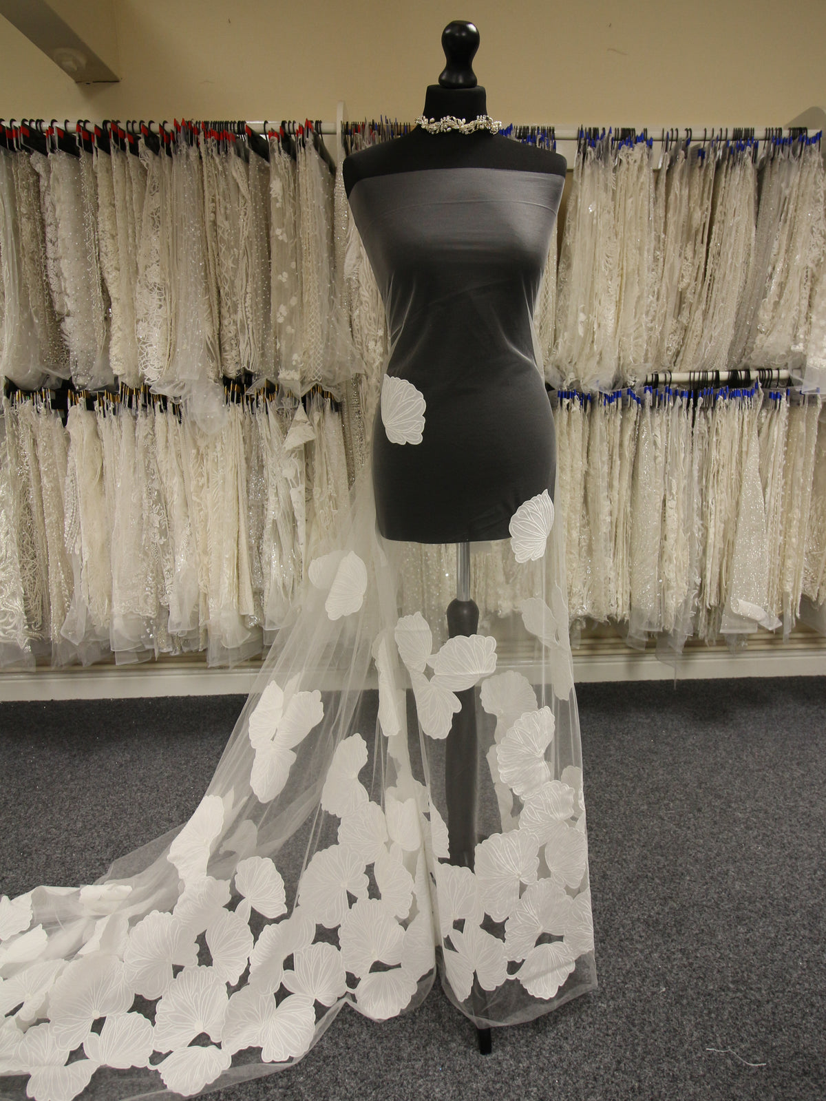 Elfenbeinfarbene bestickte Spitze – Martelini