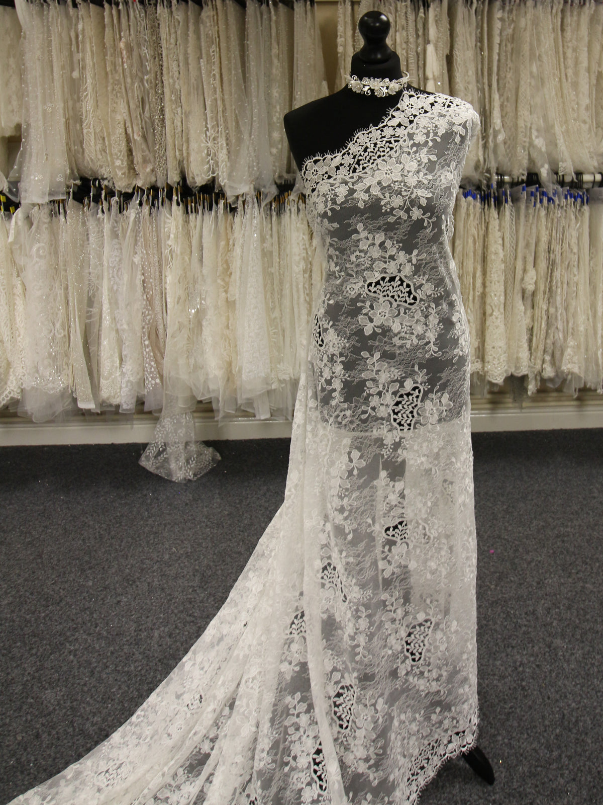 Elfenbeinfarbene, bestickte Raschelspitze – Aranza