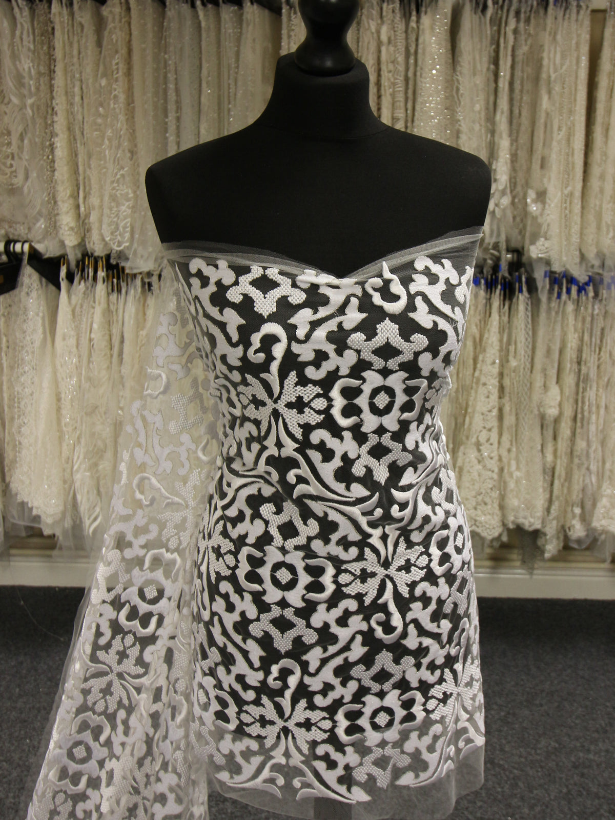 Elfenbeinfarbene Stickereispitze – Ashlyn